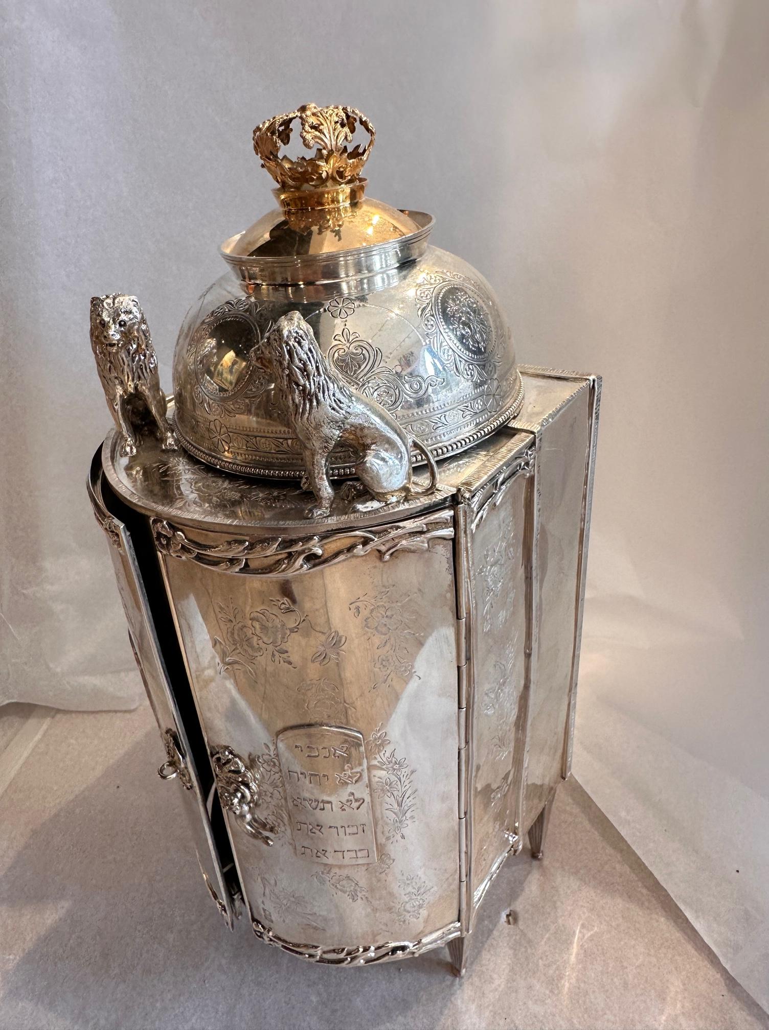 Miniatura della piccola arca della Torah in argento con corona dorata con i Dieci Comandamenti in vendita 4