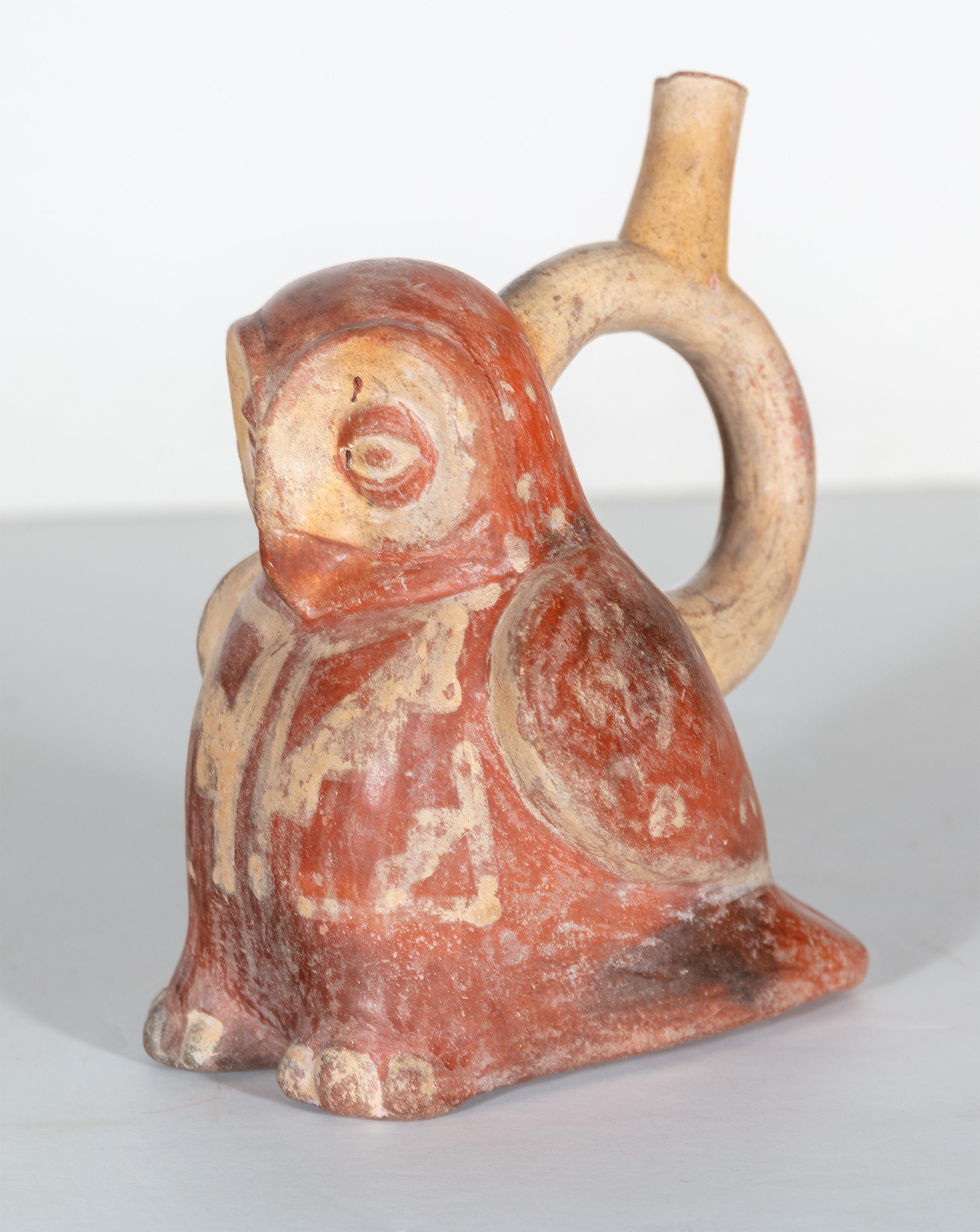 " Pot à hibou Moche ", vase en céramique animalière créé au Pérou Pre-Columbian. - Sculpture de Unknown