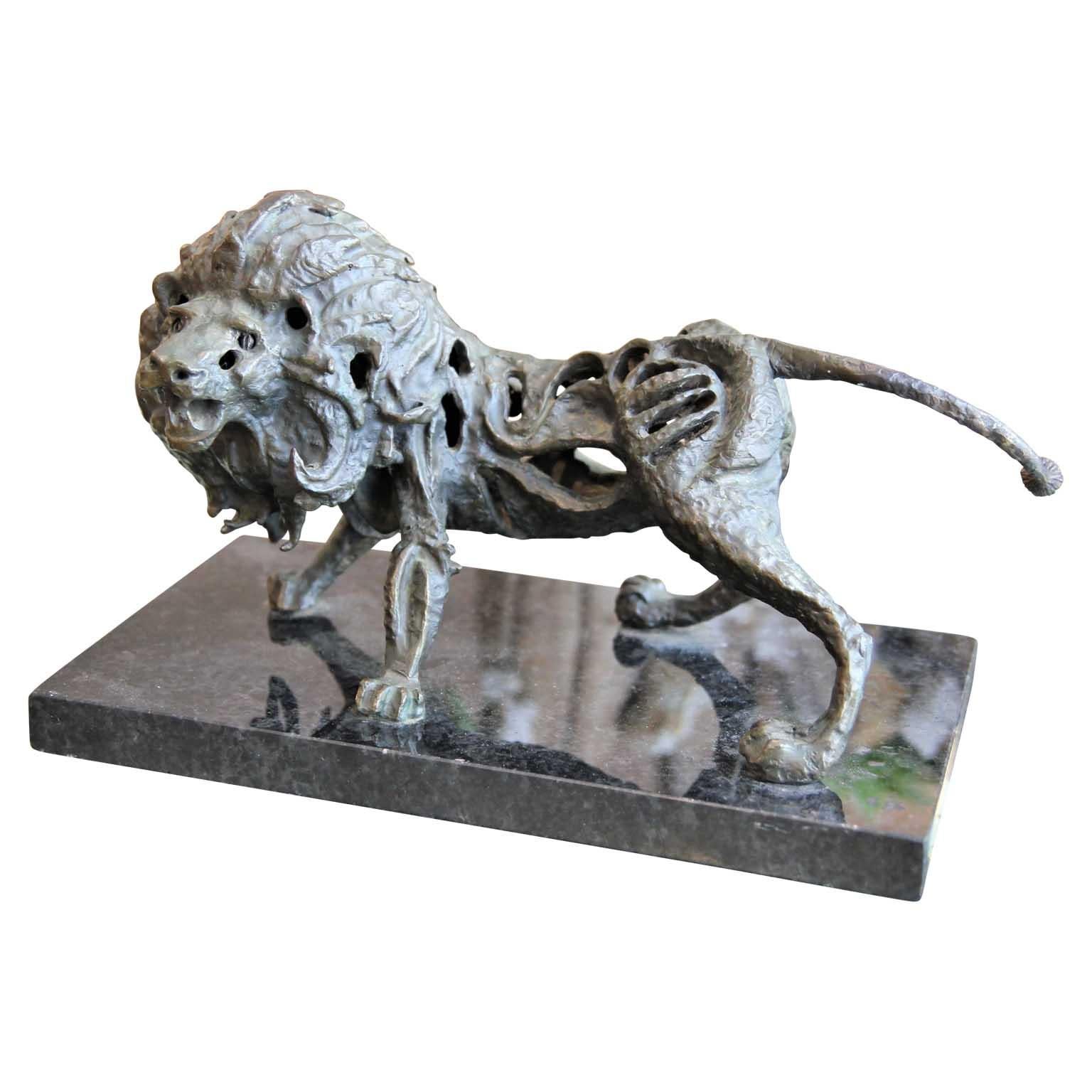 Abstrakte skelettierte Tierskulptur eines Löwen aus Bronze, Moderne – Sculpture von Unknown