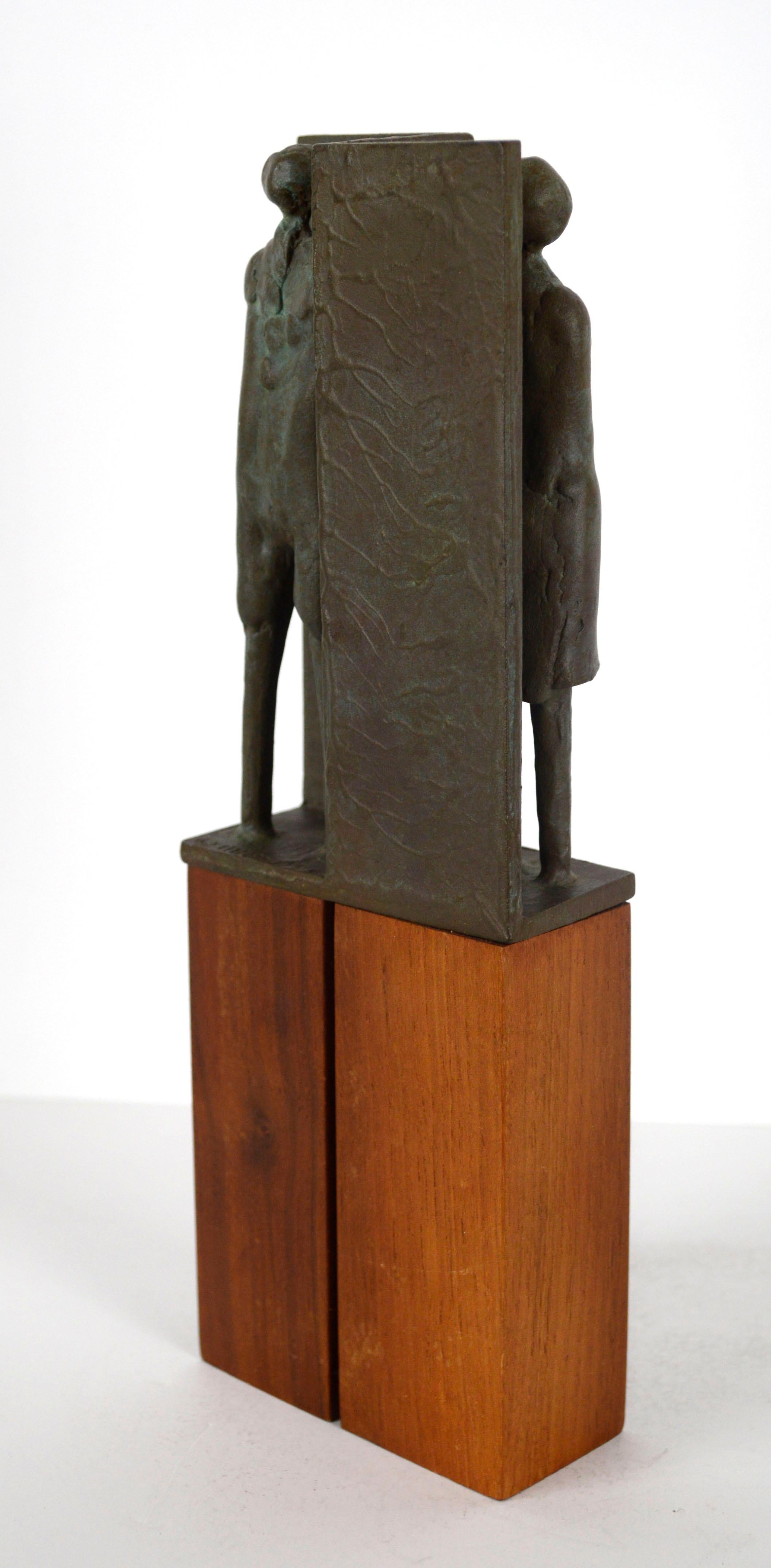 Moderne brutalistische figurative Skulptur aus Bronze und Holz, modern  (Braun), Figurative Sculpture, von Unknown