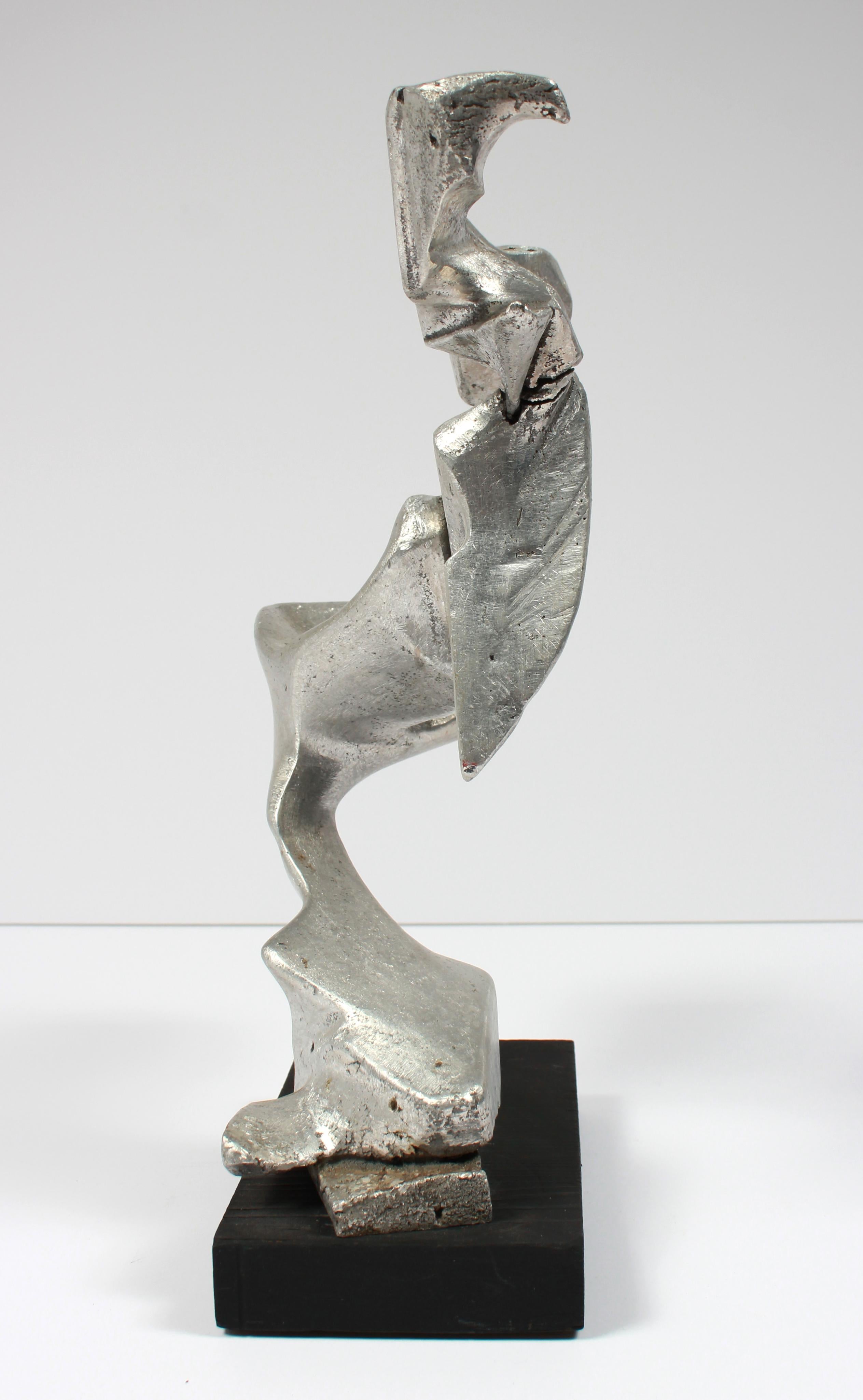 Molten Forms, bemalte Skulptur in Silber Metallic auf Holzsockel – Sculpture von Unknown