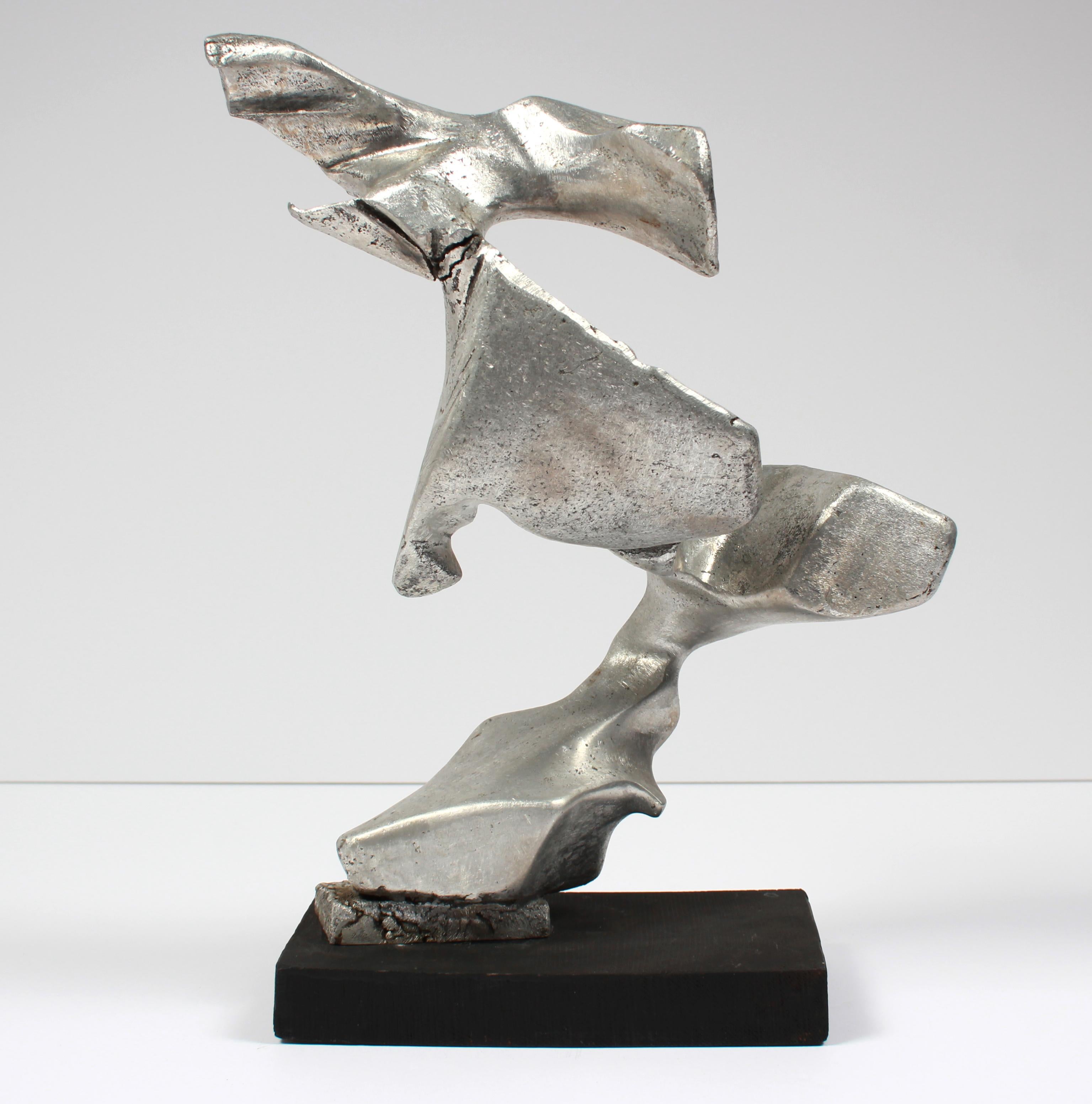 Diese amorphe Skulptur aus dem späten 20. Jahrhundert, hergestellt mit Bildhauermedium und Metallfarbe auf einem Holzsockel, ist unsigniert.  Von einem Sammler erworben und Teil eines größeren skulpturalen Werks.