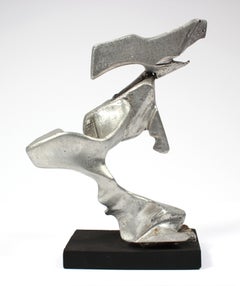Molten Forms, bemalte Skulptur in Silber Metallic auf Holzsockel