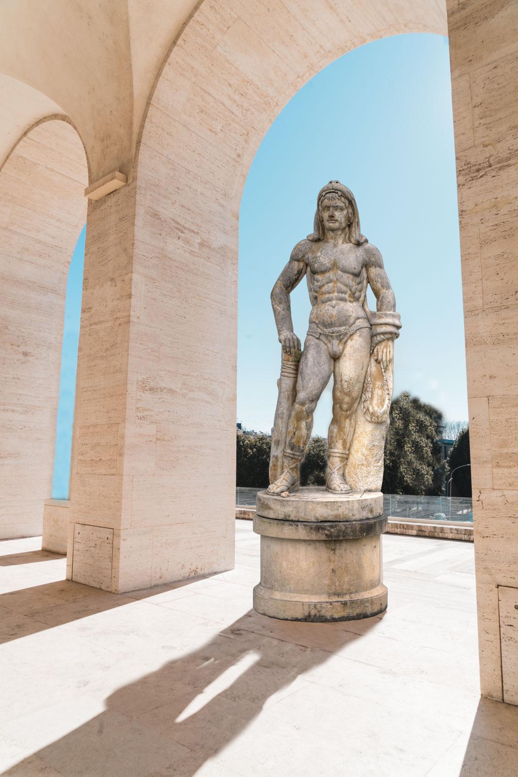  Monumentale italienische Rationalistische Marmorskulpturen von Herkules und Discobolo – Sculpture von Unknown