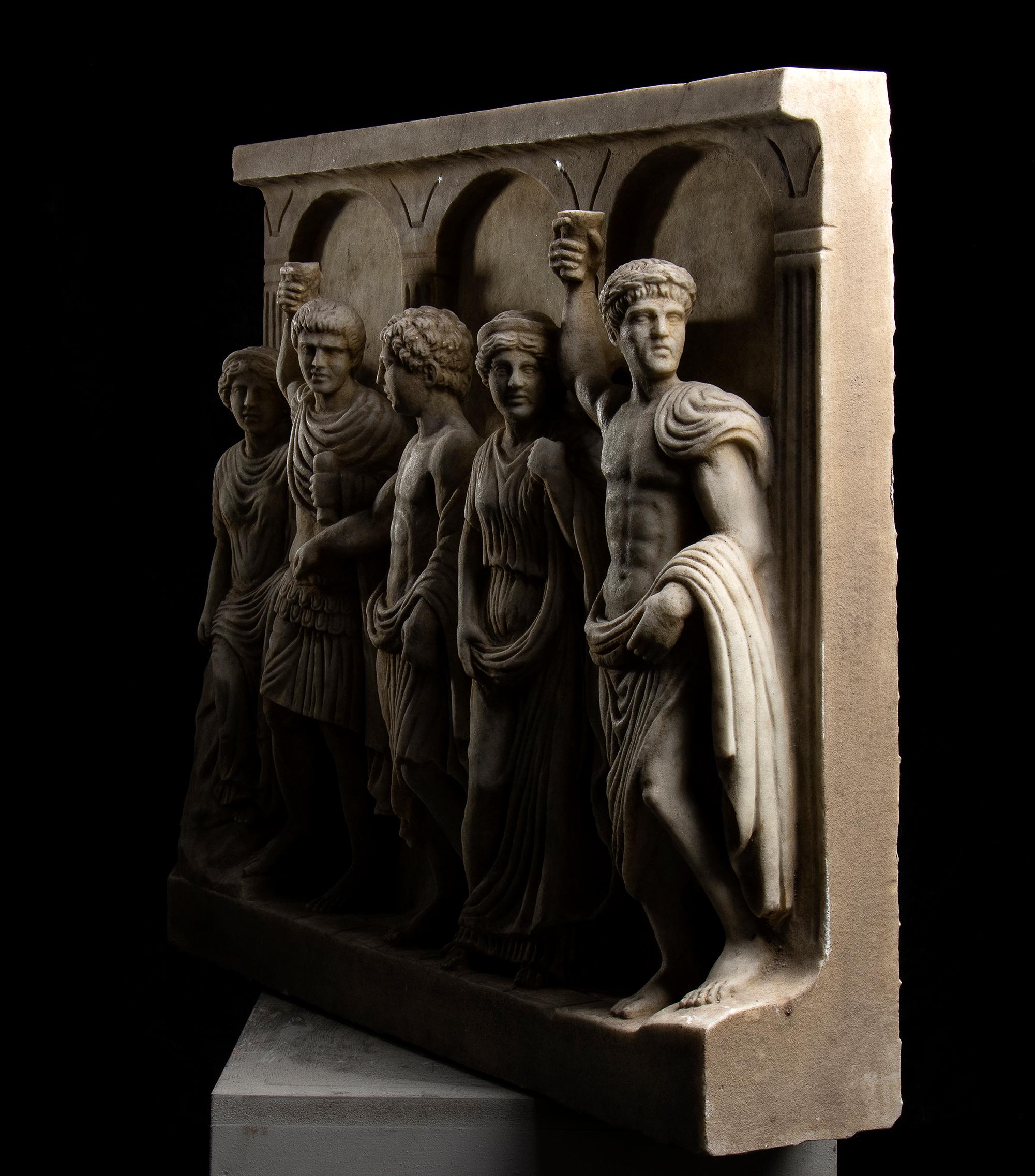 Scultura monumentale in marmo a rilievo romano raffigurante l'apoteosi di Augusto - Figurative Sculpture Nero di Unknown