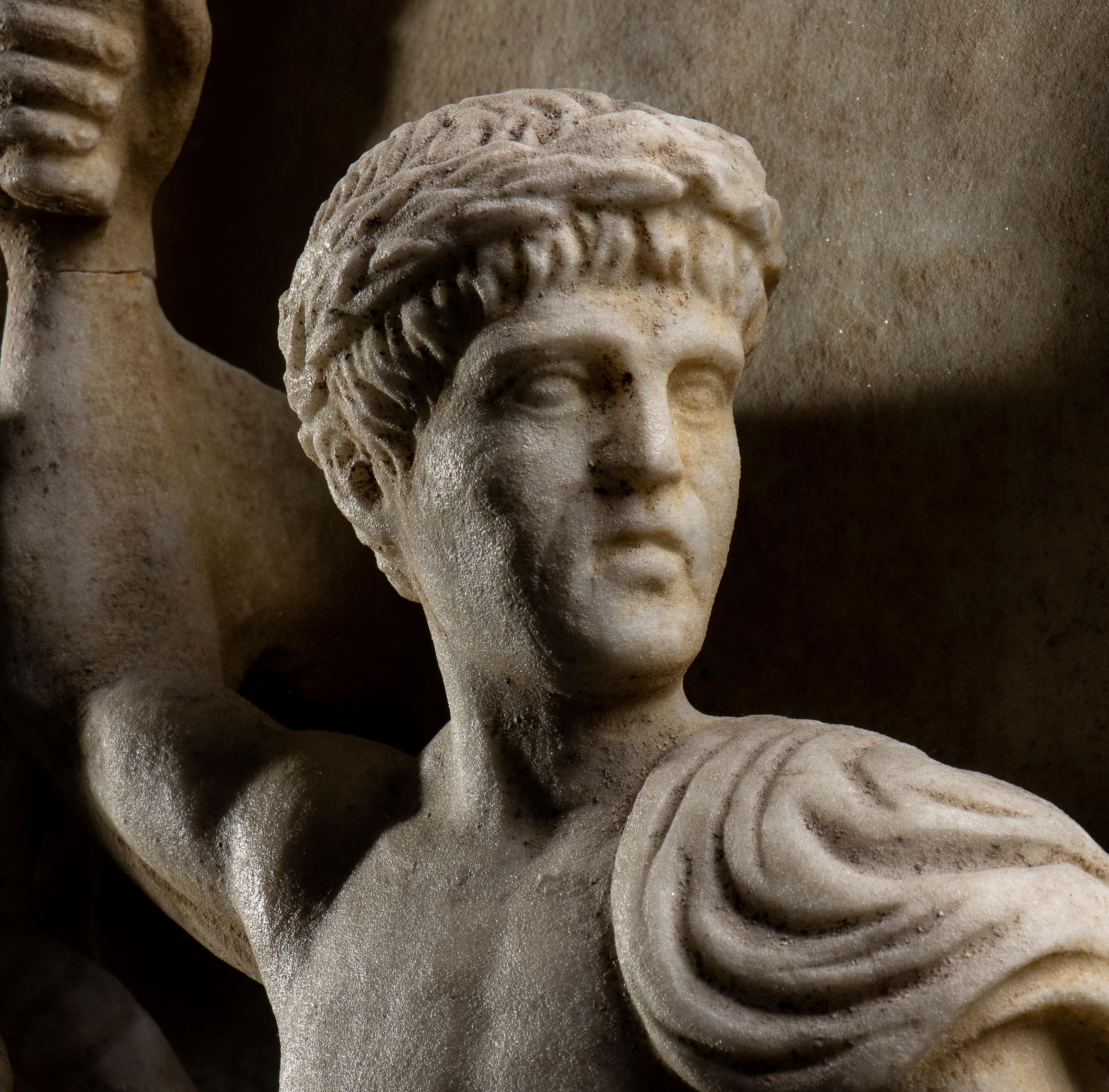 Scultura monumentale in marmo a rilievo romano raffigurante l'apoteosi di Augusto in vendita 1