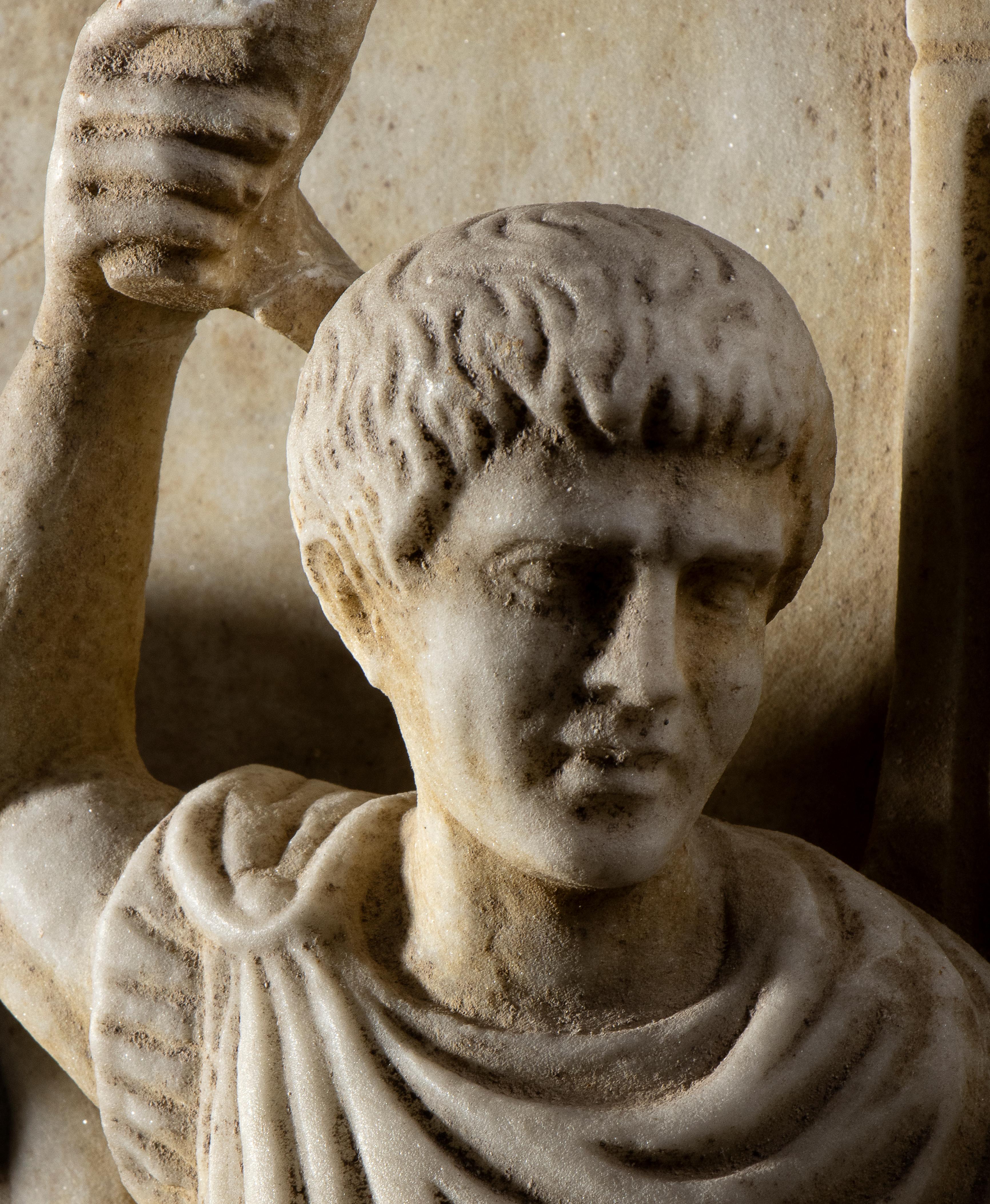 Scultura monumentale in marmo a rilievo romano raffigurante l'apoteosi di Augusto in vendita 3