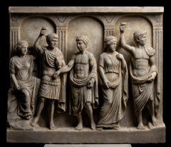 Escultura monumental de mármol en relieve romano que representa la Apoteosis de Augusto