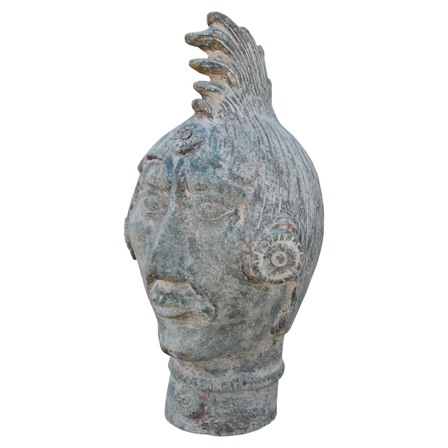 Paire monumentale de têtes sculpturales mayas en terre cuite et en bronze patiné - Sculpture de Unknown