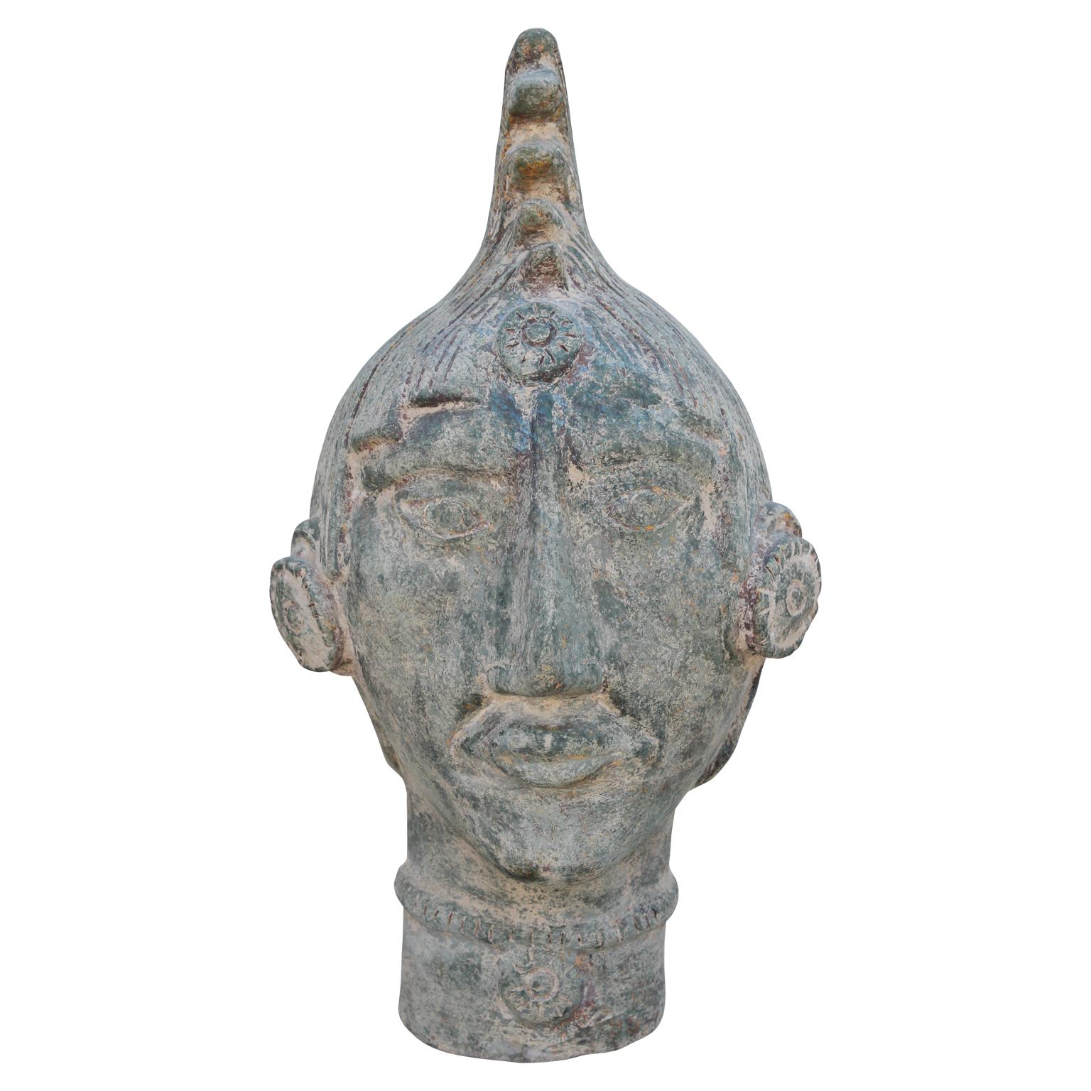 Paire monumentale de têtes sculpturales mayas en terre cuite et en bronze patiné - Artisanat Sculpture par Unknown