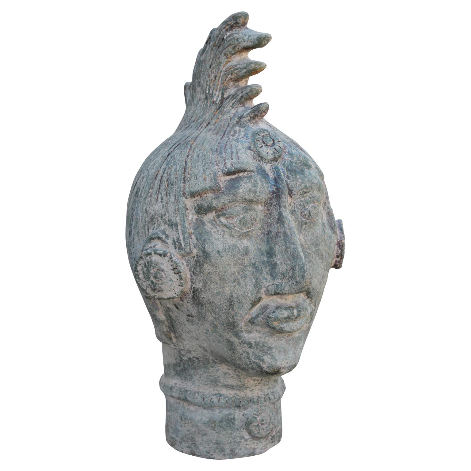 Paire monumentale de têtes sculpturales mayas en terre cuite et en bronze patiné - Gris Abstract Sculpture par Unknown