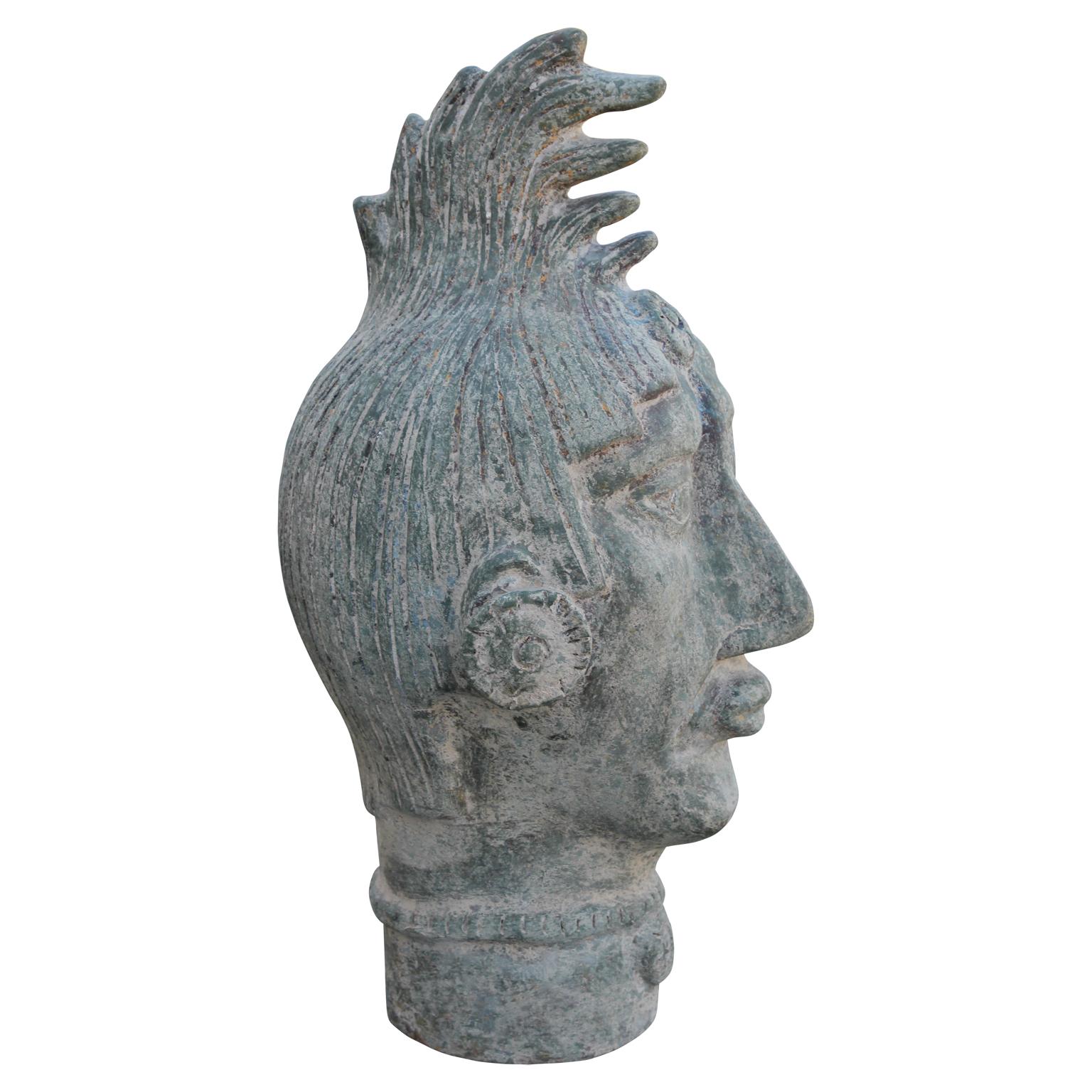 Paire monumentale de têtes sculpturales décoratives mayas en terre cuite. Ils ont une belle finition qui imite l'aspect de la patine du bronze. 
