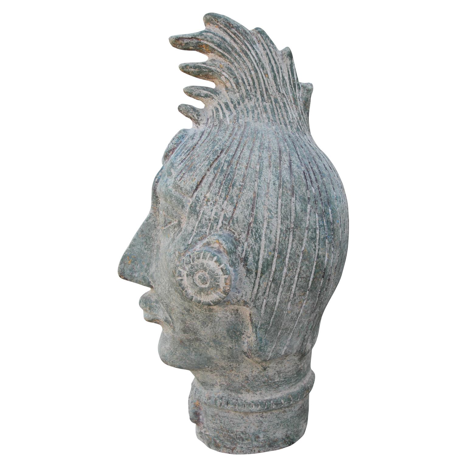Paire monumentale de têtes sculpturales mayas en terre cuite et en bronze patiné 4