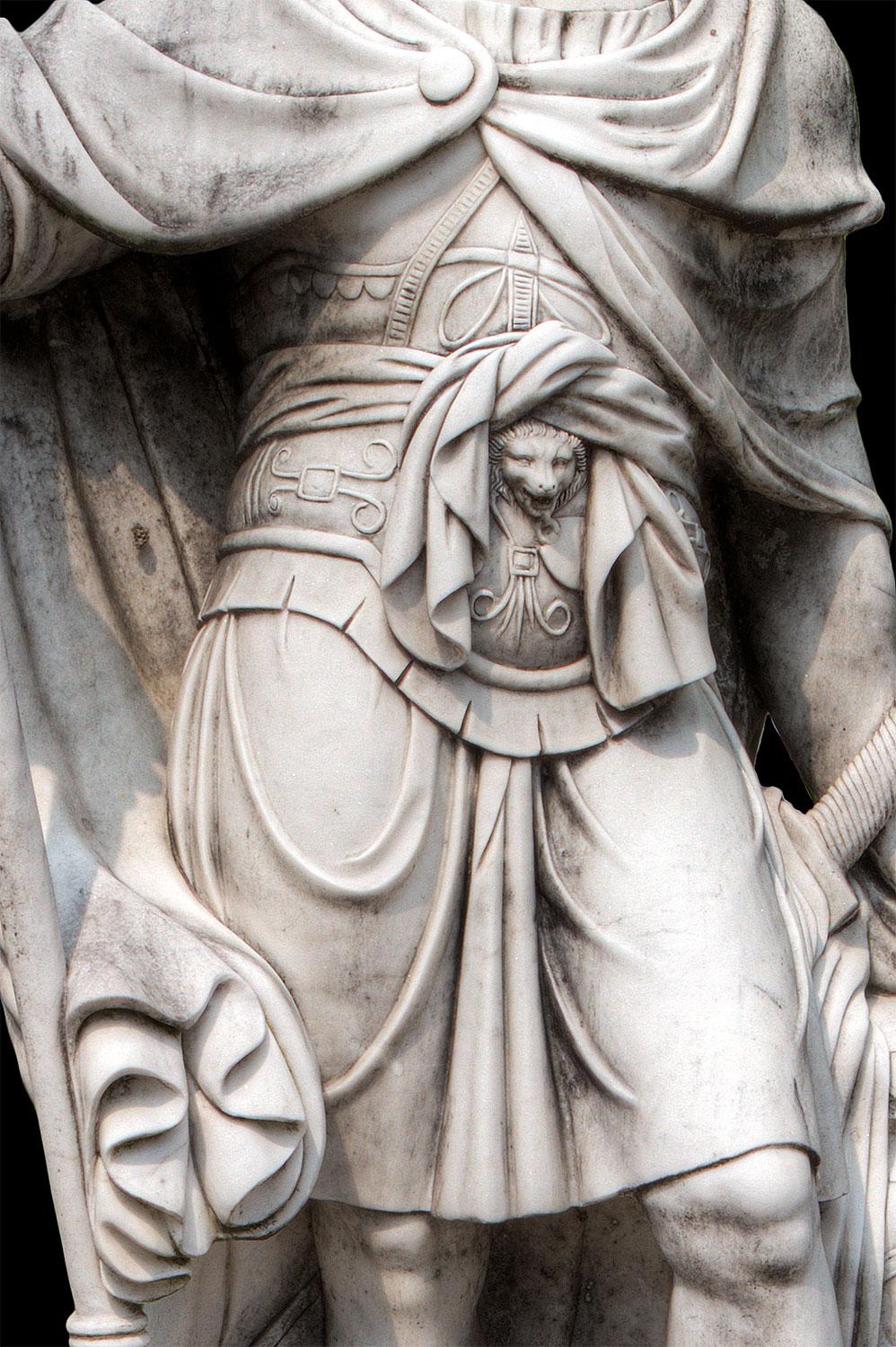 Pareja monumental de esculturas de figuras clásicas en mármol blanco en venta 5