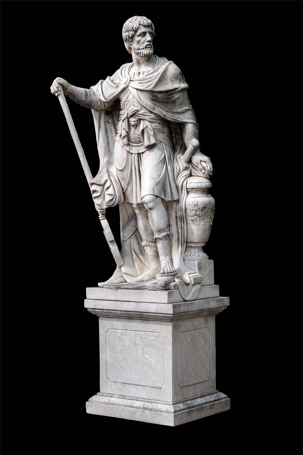 Pareja monumental de esculturas de figuras clásicas en mármol blanco en venta 3