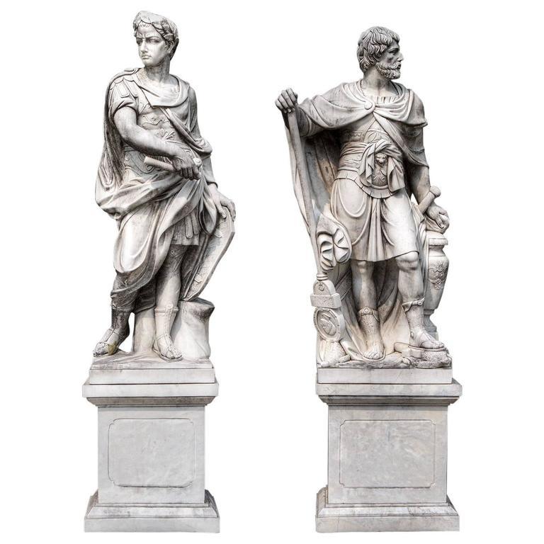 Pareja monumental de esculturas de figuras clásicas en mármol blanco