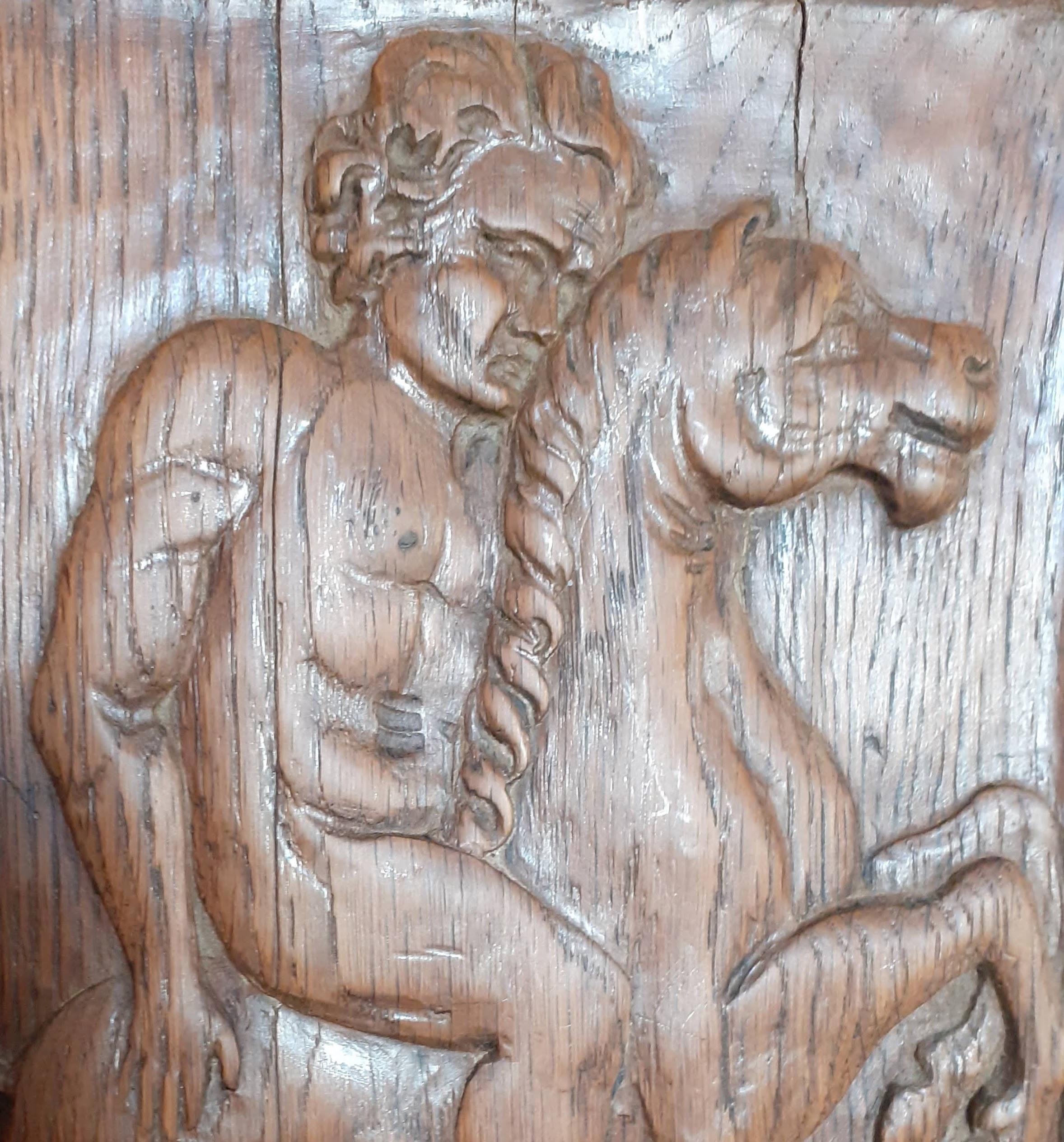 Panneau en bois français anciennement sculpté en bas-relief, représentant un cavalier nu masculin musclé, accompagné de son chien.  Sculptée dans un bois de couleur miel, cette pièce ancienne, datant du XIXe siècle, a été acquise dans le Nord de la