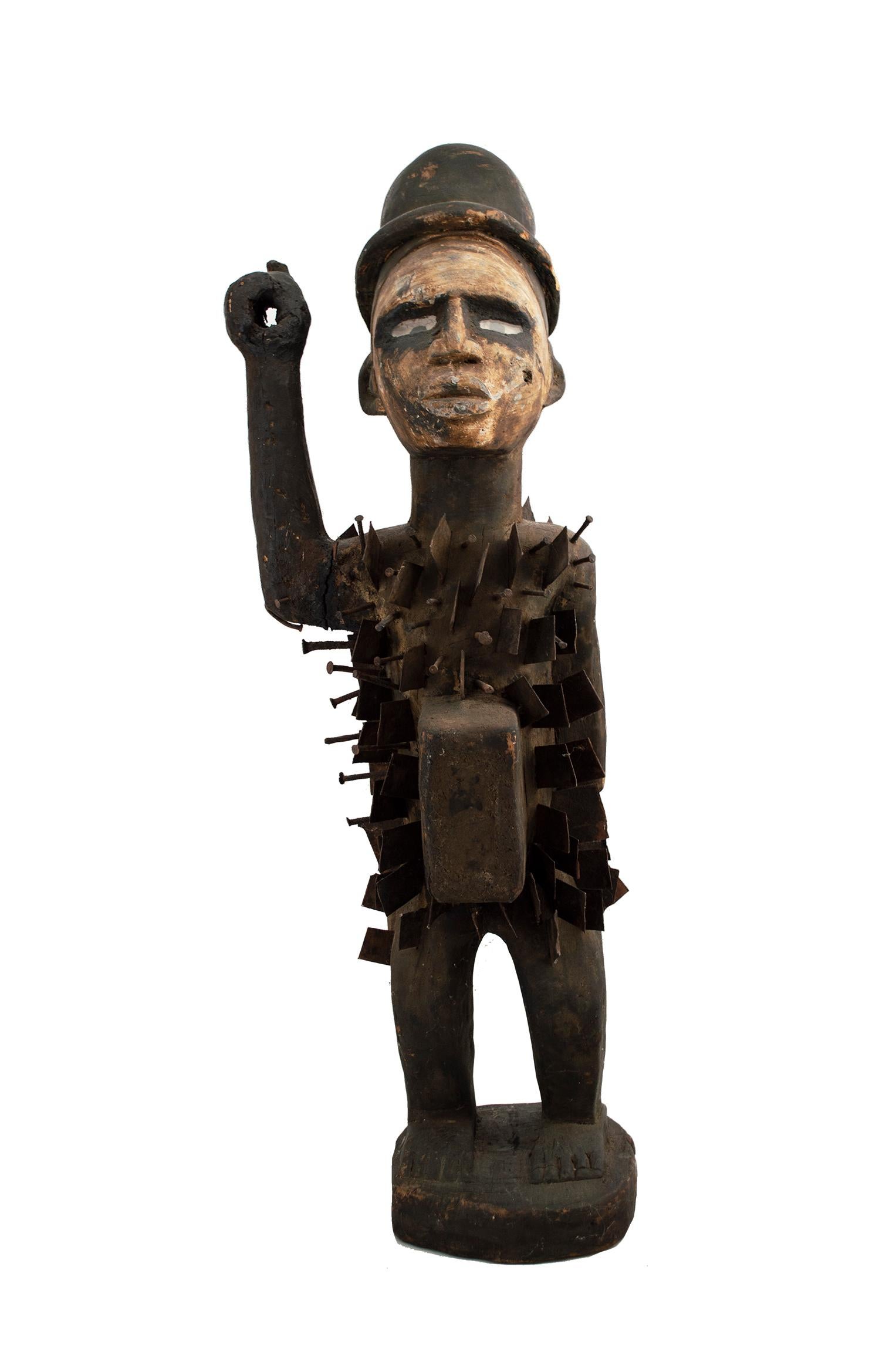 Figurative Sculpture Unknown - " Bacongo-Zaire fétiche des ongles ", verre, Wood Wood et métal créé vers 1910.