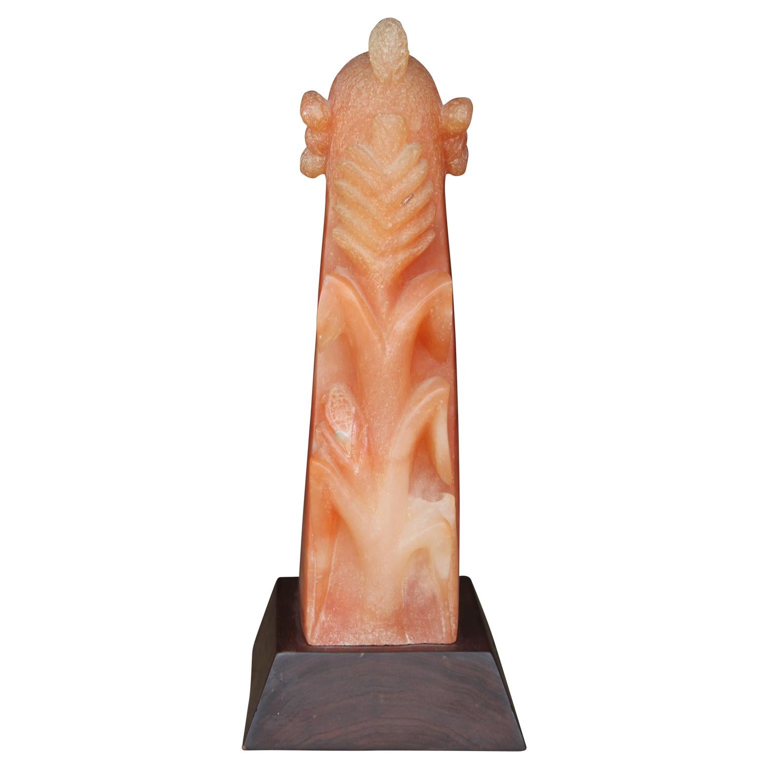 Eine reizende Skulptur eines Maismännchens aus New Mexico, die fein in einem schönen, durchscheinenden rosa Alabaster geformt ist. Sie ist auf einem dunklen Holzsockel befestigt, der die schönen Rosatöne der Skulptur unterstreicht.