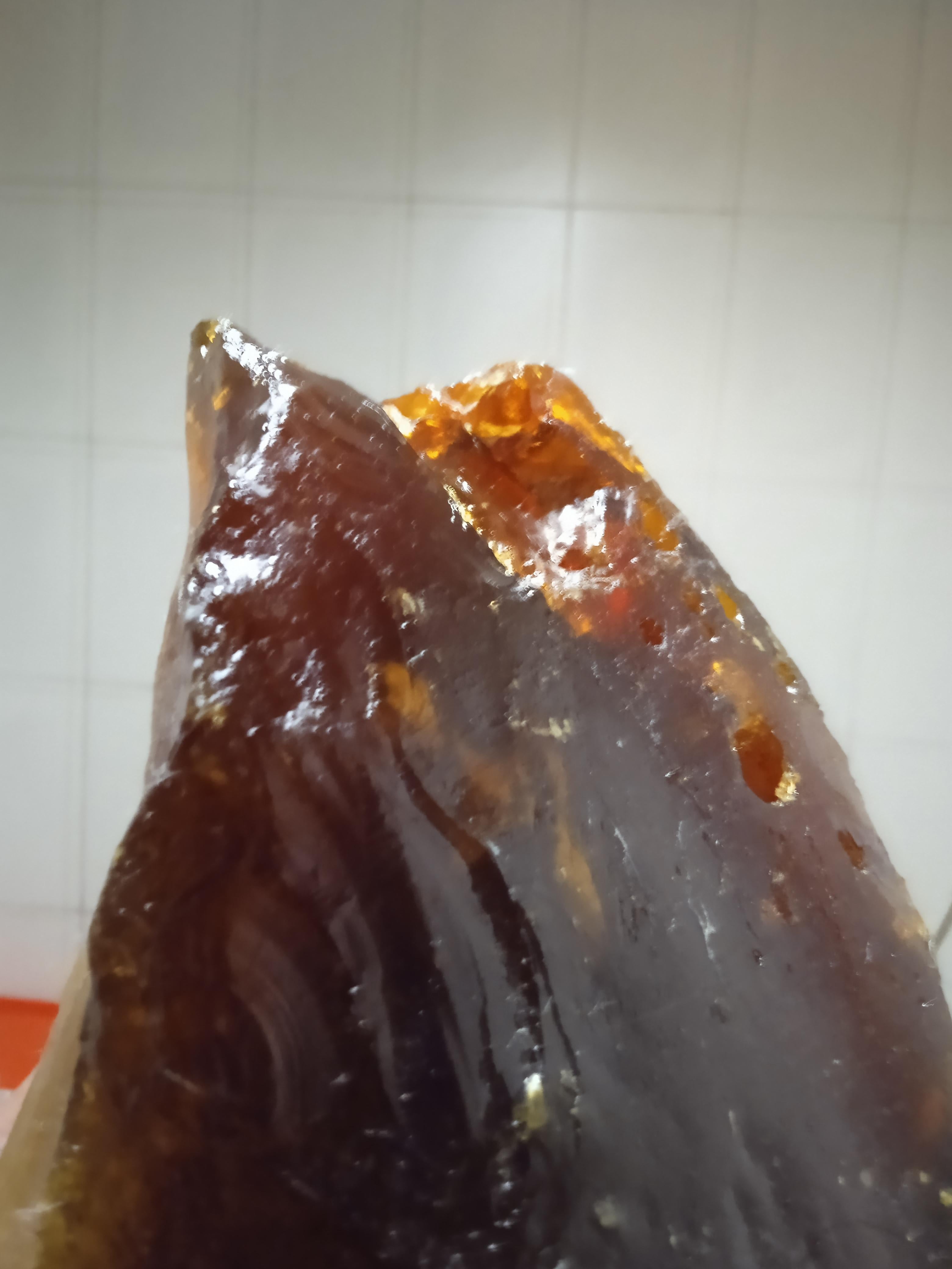 Natural amber specimen 2.8kilo For Sale 2