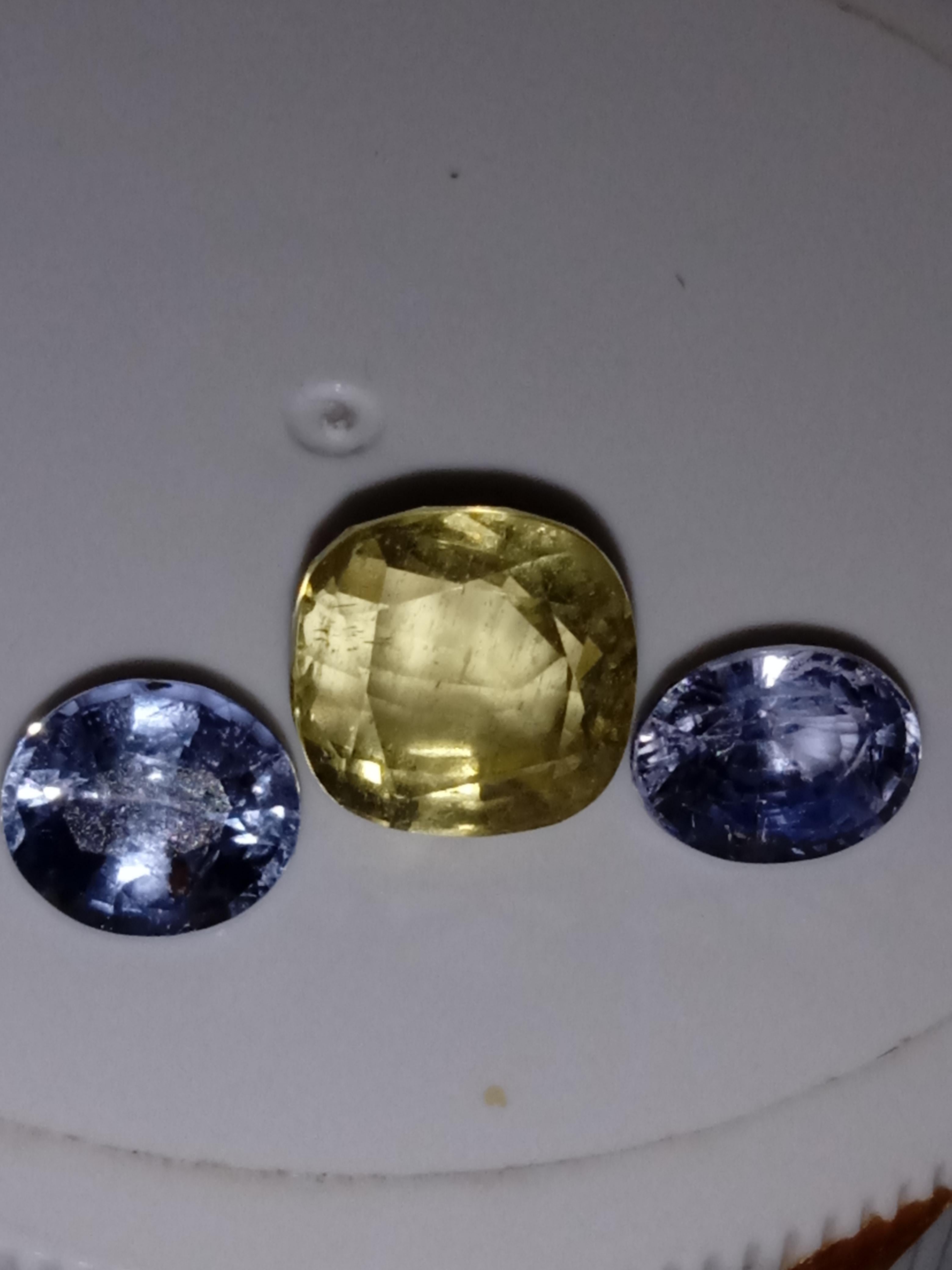 Natural blue sapphires & yellow spinels 6.35 carsts - Naturalistic Sculpture by Unknown