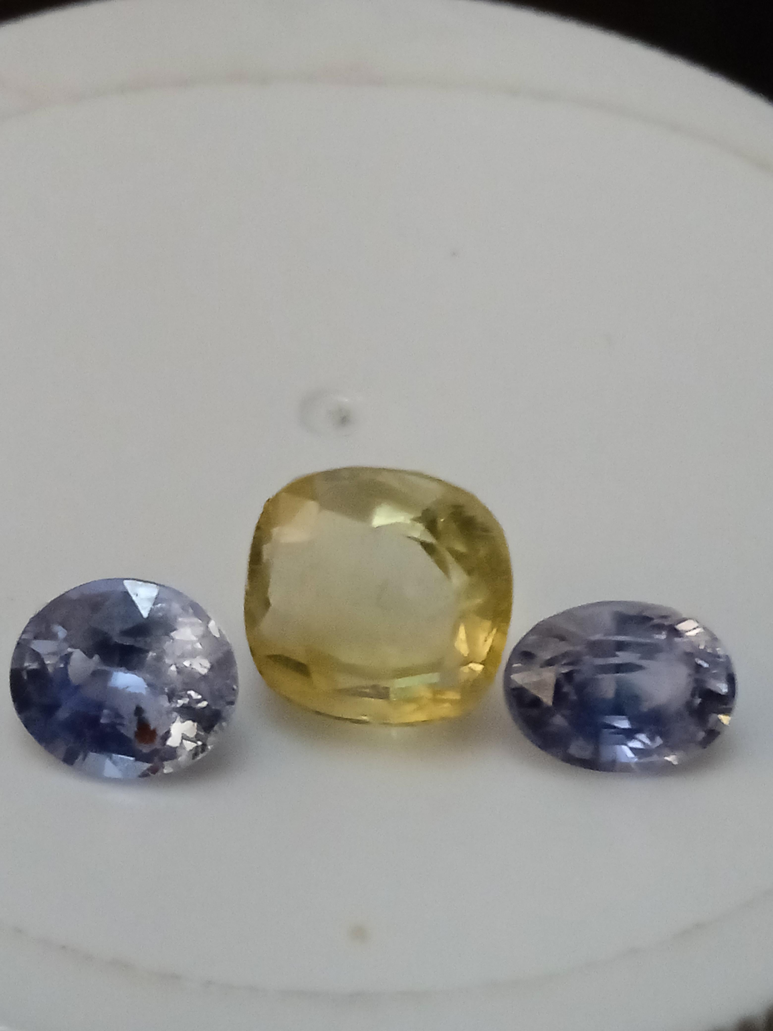 Verleihen Sie Ihrer Schmucksammlung einen Hauch von Eleganz mit diesem atemberaubenden 3-teiligen Set aus natürlichen blauen Saphiren und gelben Spinell-Edelsteinen. Das Set besteht aus drei Teilen, die jeweils einen kissenförmigen Edelstein von 3