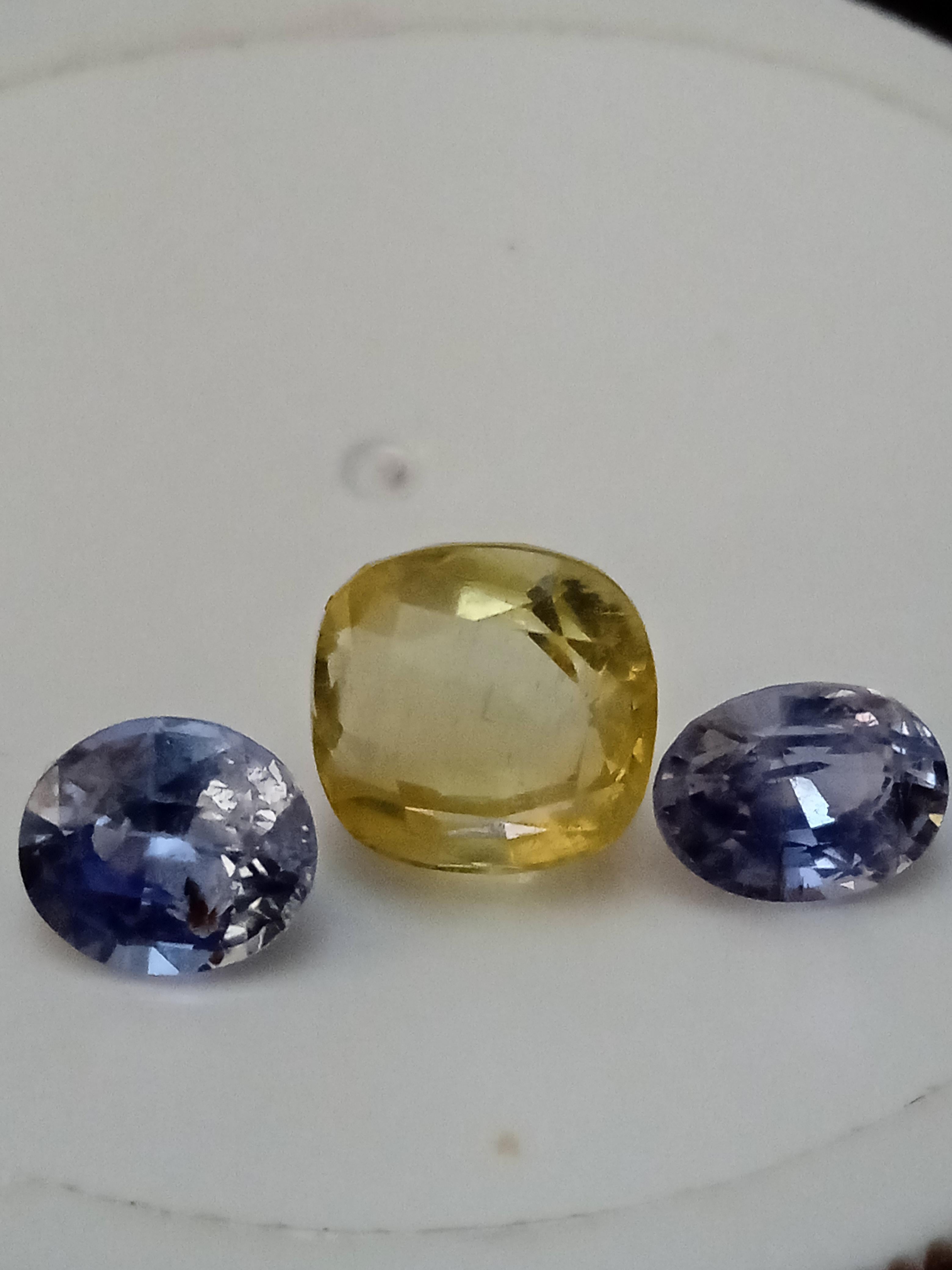 Natürliche blaue Saphire und gelbe Spinelle 6,35 Ständer im Angebot 1