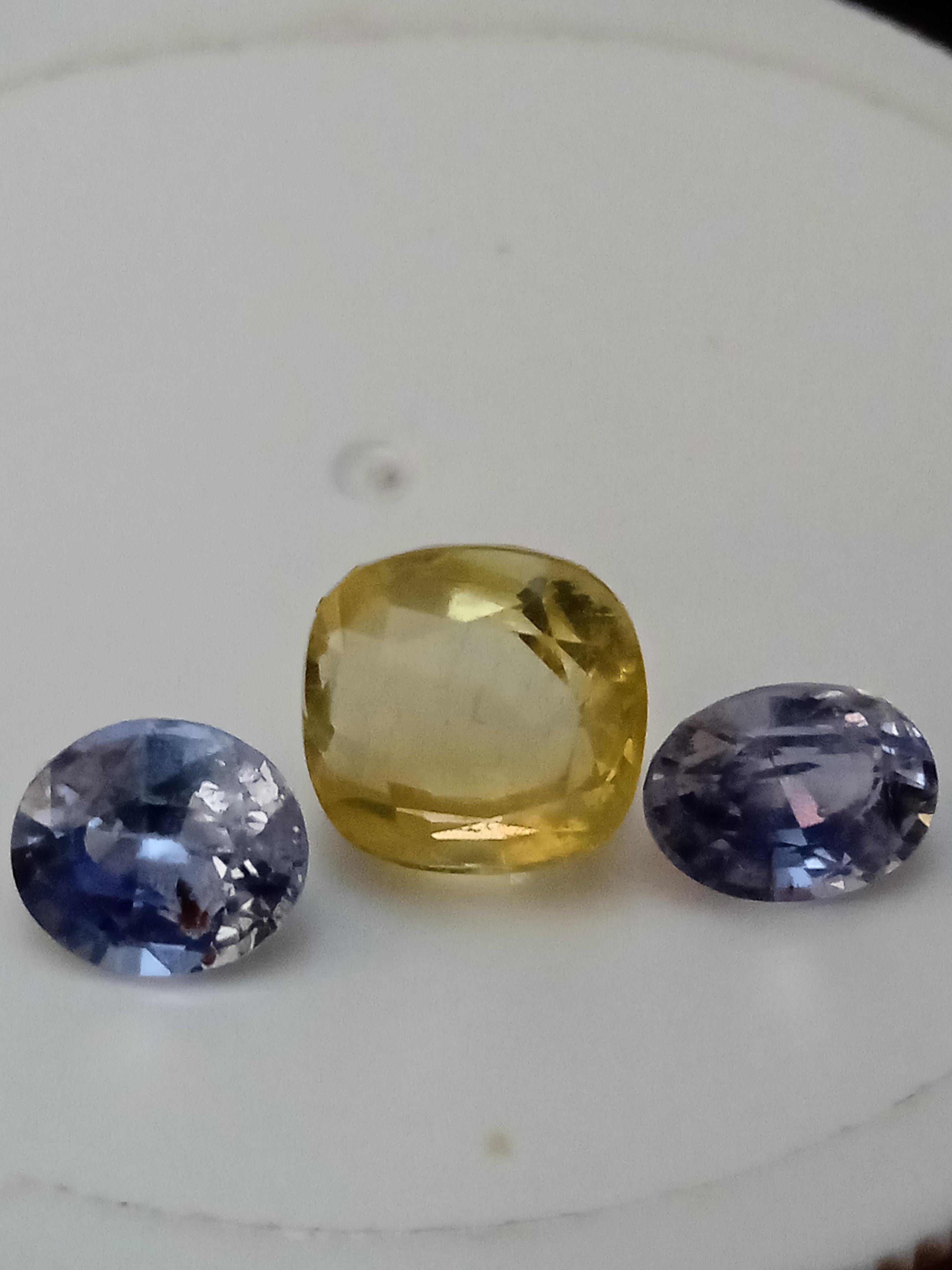 Natural blue sapphires & yellow spinels 6.35 carsts - Sculpture by Unknown