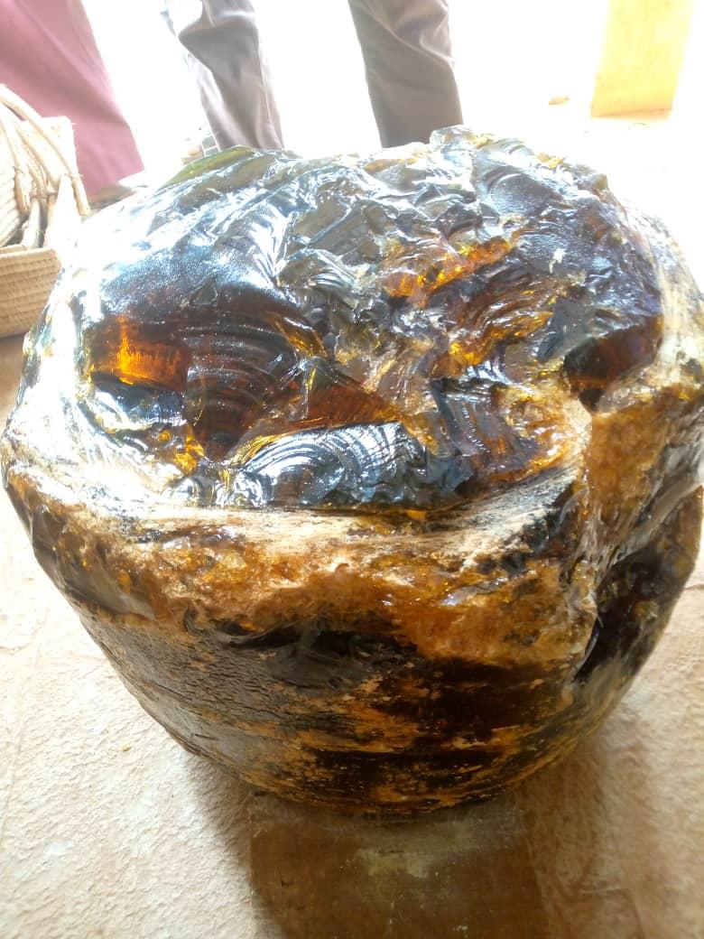 Figurative Sculpture Unknown - Spécimen en cristal ambré géant naturel 120 carats
