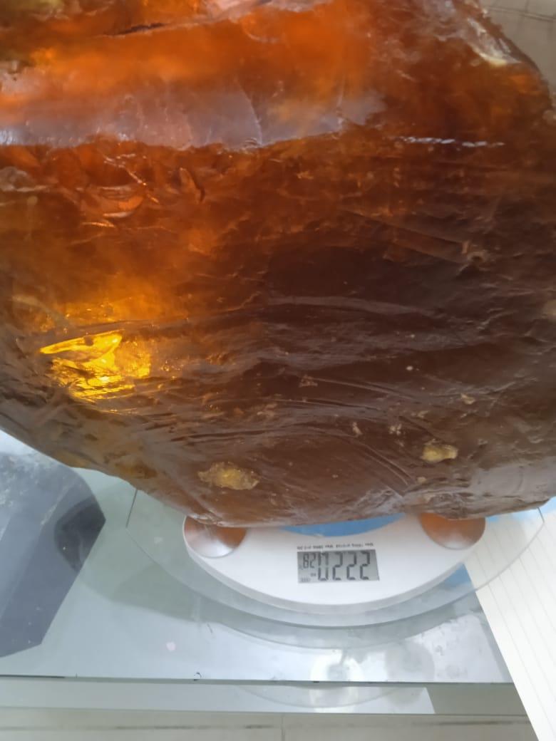 Énorme spécimen d'ambre naturel 30 kg  - Sculpture de Unknown