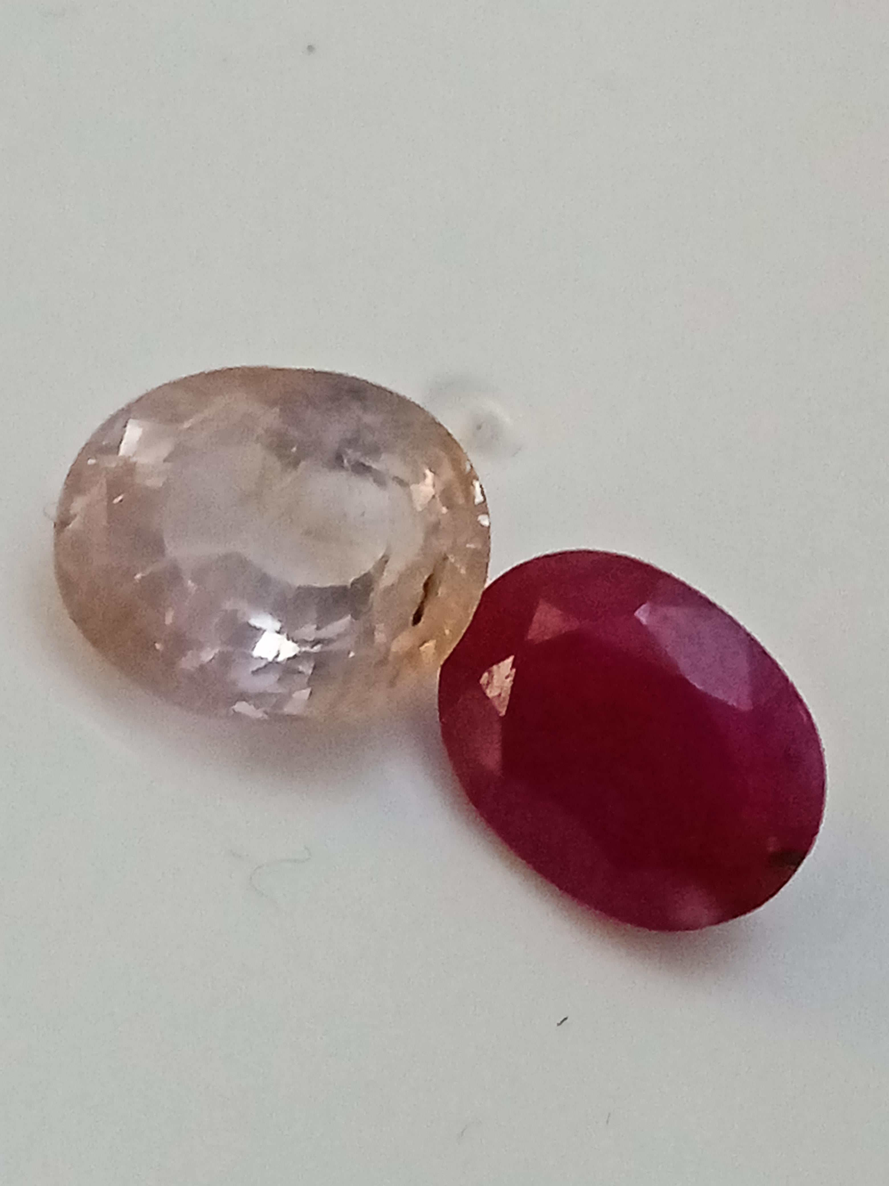 Natural light Pink sapphire & ruby pair 4.80 carats - Naturalistic Sculpture by Unknown