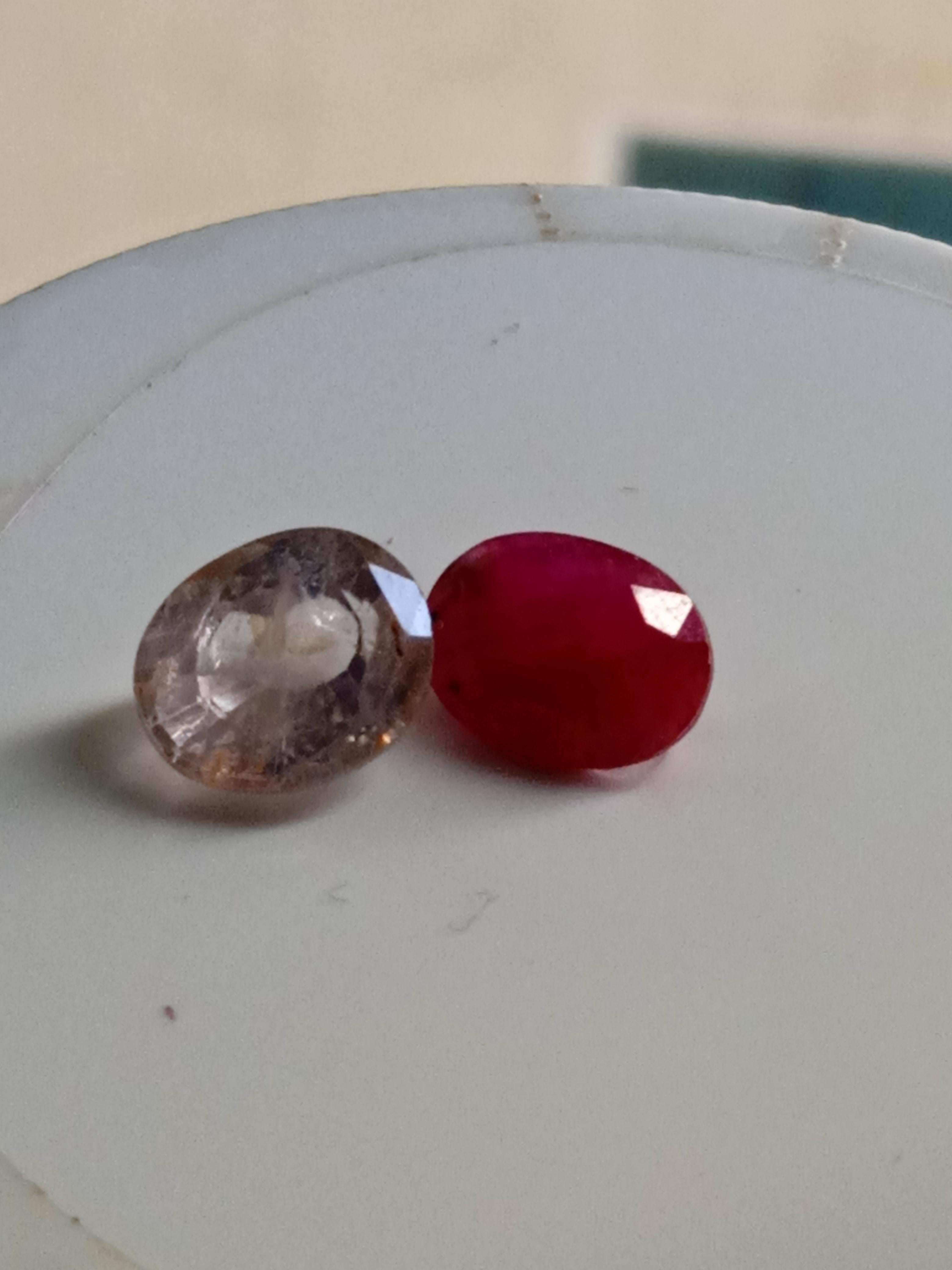 Dieses exquisite Set aus losen Edelsteinen umfasst eine atemberaubende 2-teilige Kollektion aus natürlichen, hellrosa Saphiren und Rubinen. Die ovalen Saphire haben einen exzellenten Schliff und einen herrlichen rosa Farbton, der jedem Schmuckstück