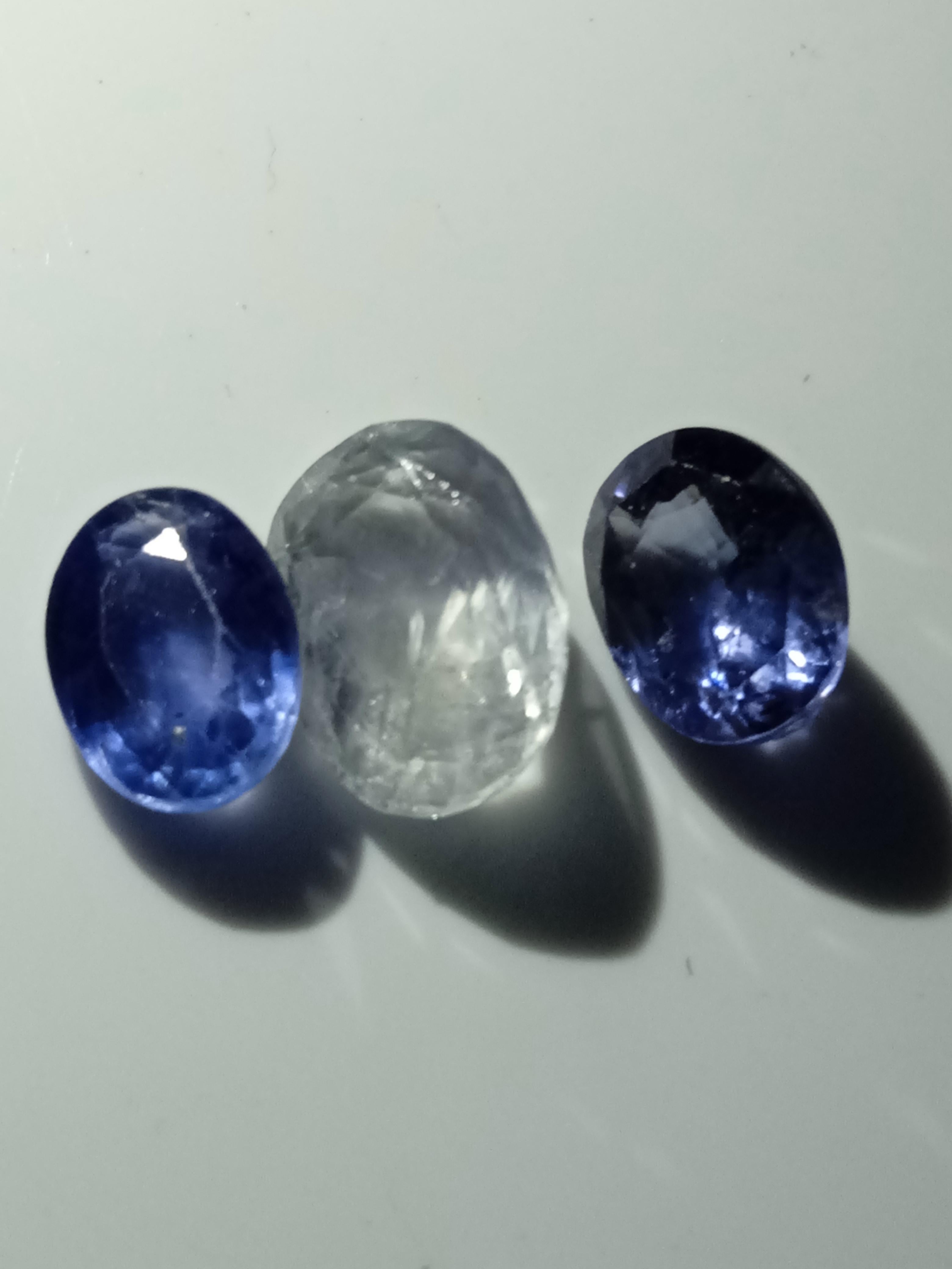 Natural natural blue and white Sapphires set 5.7 carats  - Naturalistic Sculpture by Unknown
