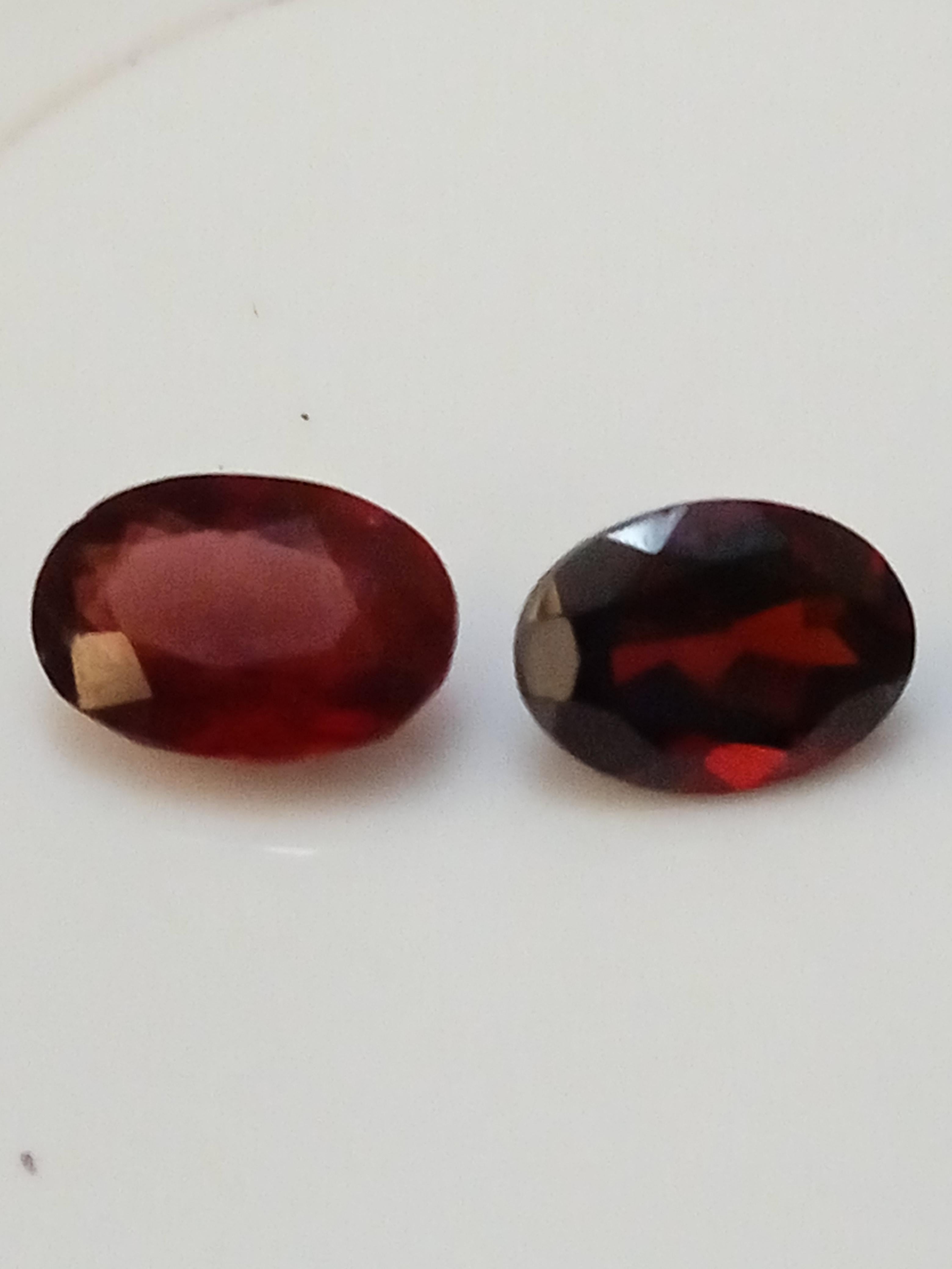 Cette magnifique paire de grenats est un must pour tout amateur de pierres précieuses. D'une couleur rouge étonnante, ces gemmes de forme ovale mesurent 3 mm de long et de large et pèsent 3,55 carats. Ils ont été polis de manière experte pour