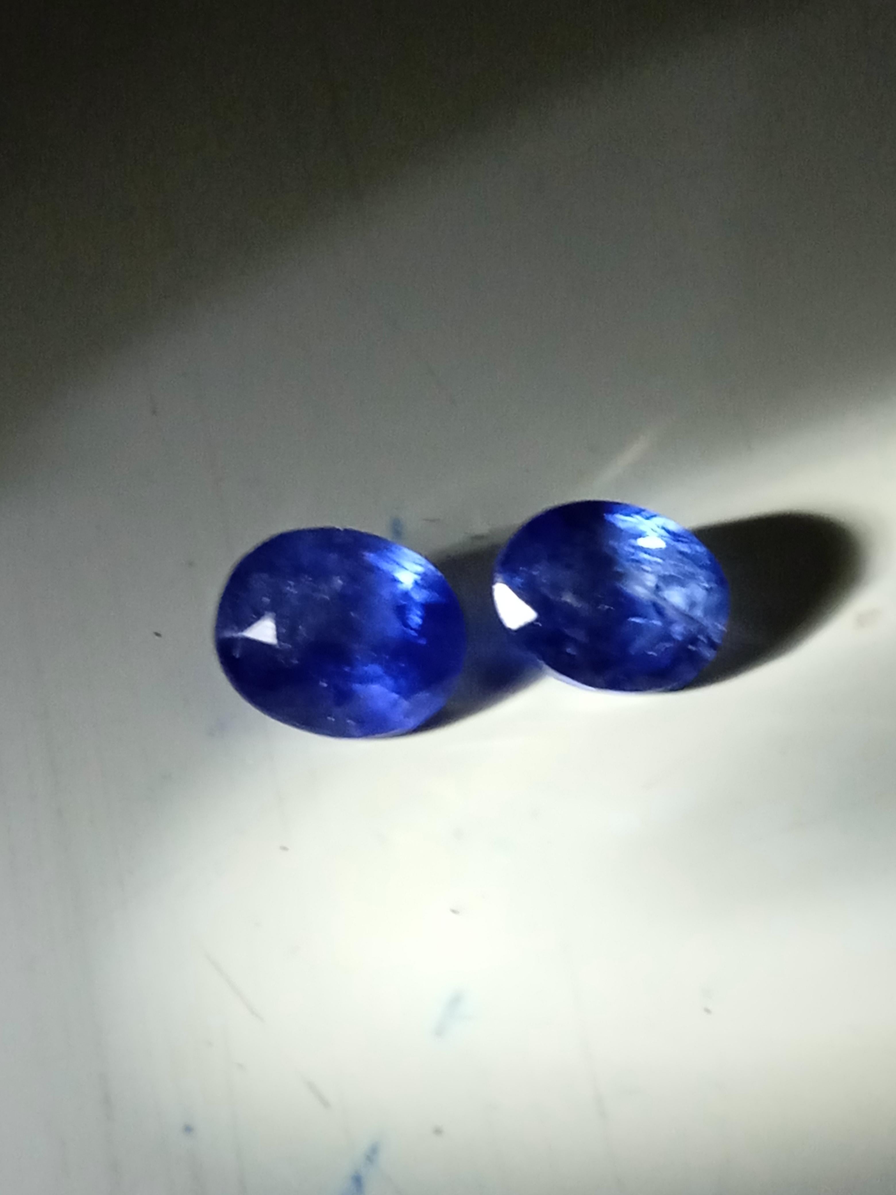 Paire de saphirs naturels du Sri Lanka bleu fleur de corne de 3 carats  en vente 1