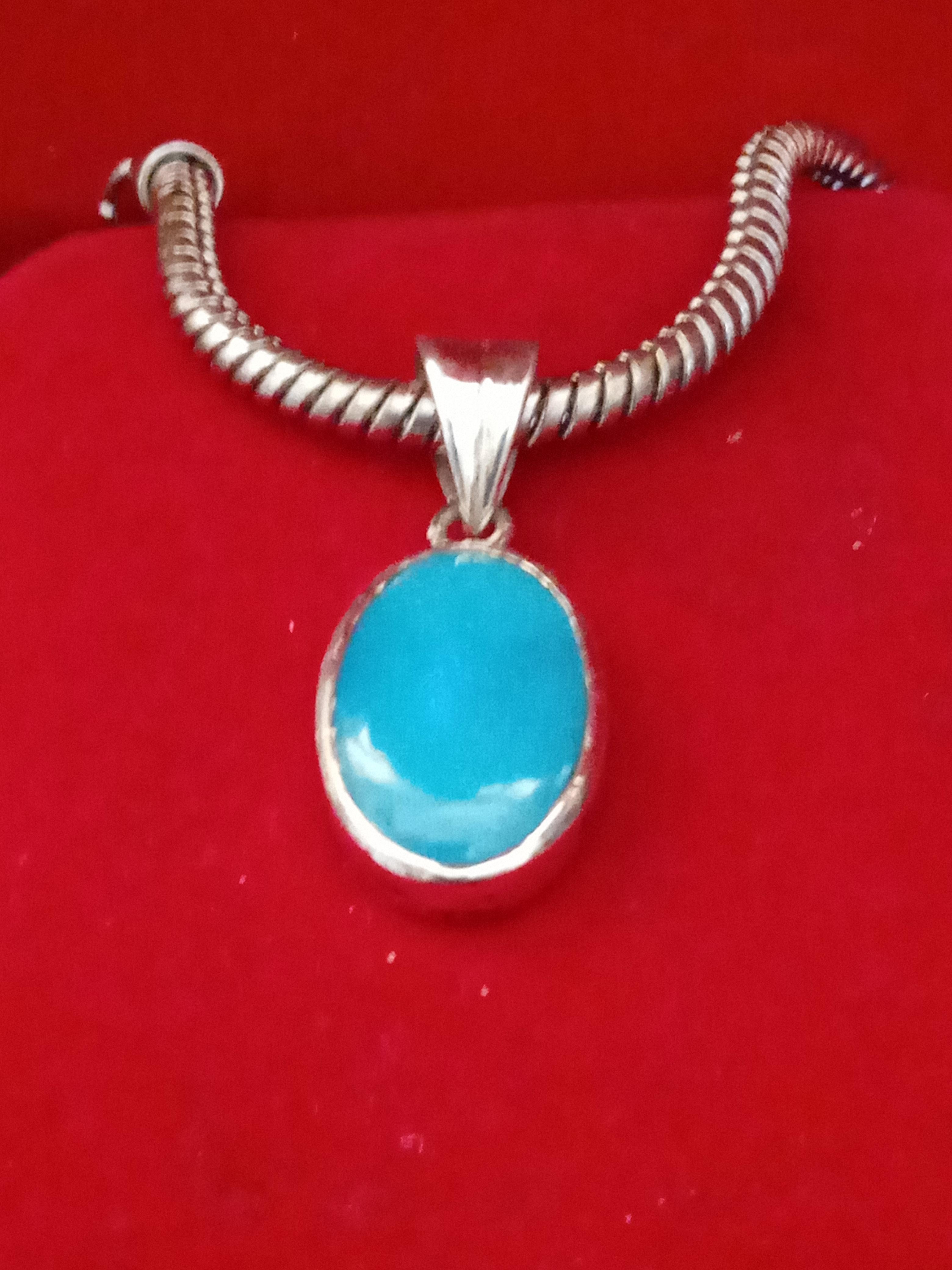 Améliorez votre collection de bijoux avec ce superbe collier pendentif en pierre turquoise naturelle de forme ovale. Le pendentif est magnifiquement réalisé avec une fermeture à crochet, en argent 925 et en métal argenté fin. Le collier mesure 30 cm