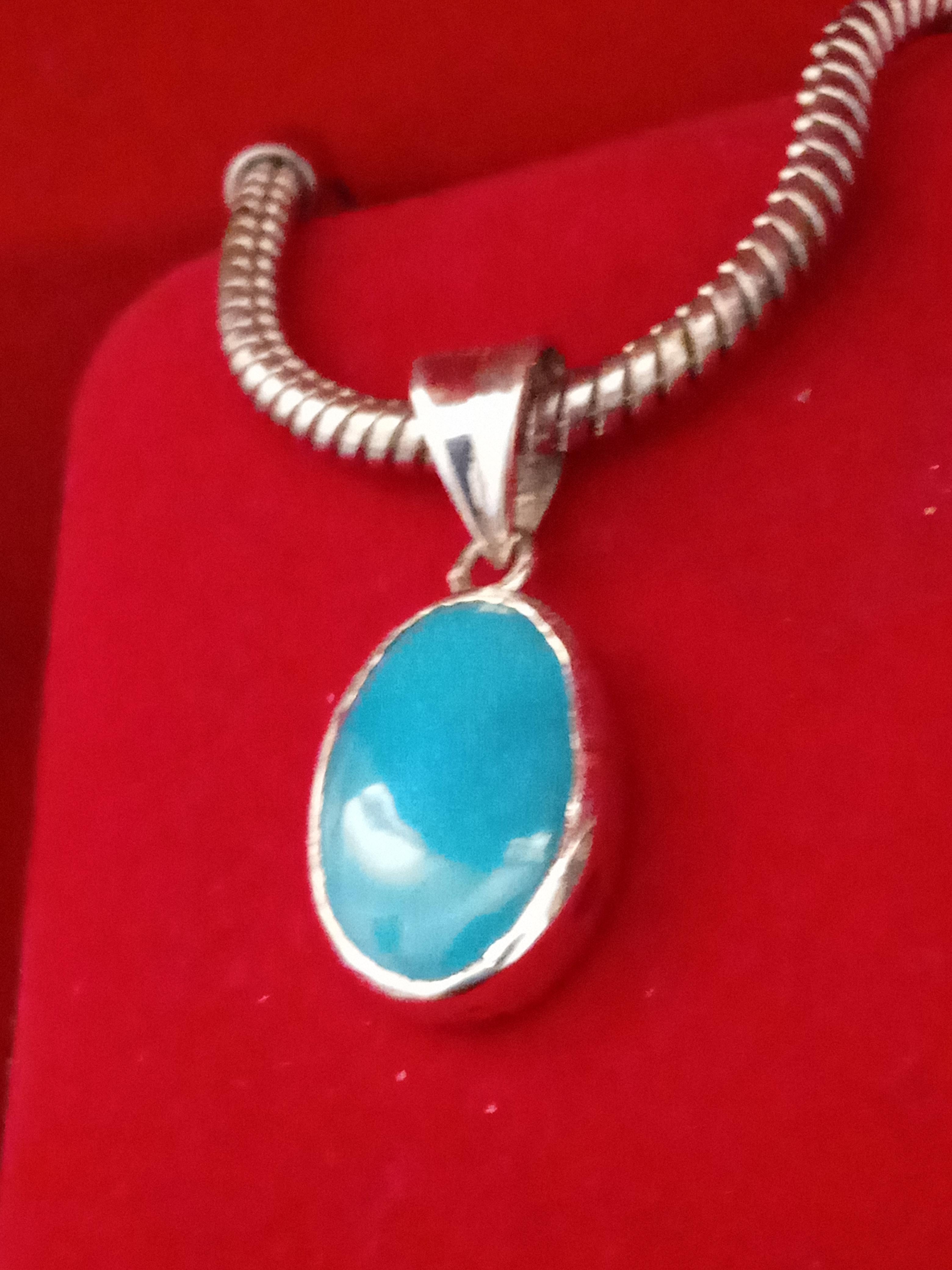Natürlicher Turquise-Stein pandant mit silberner Halskette  im Angebot 1