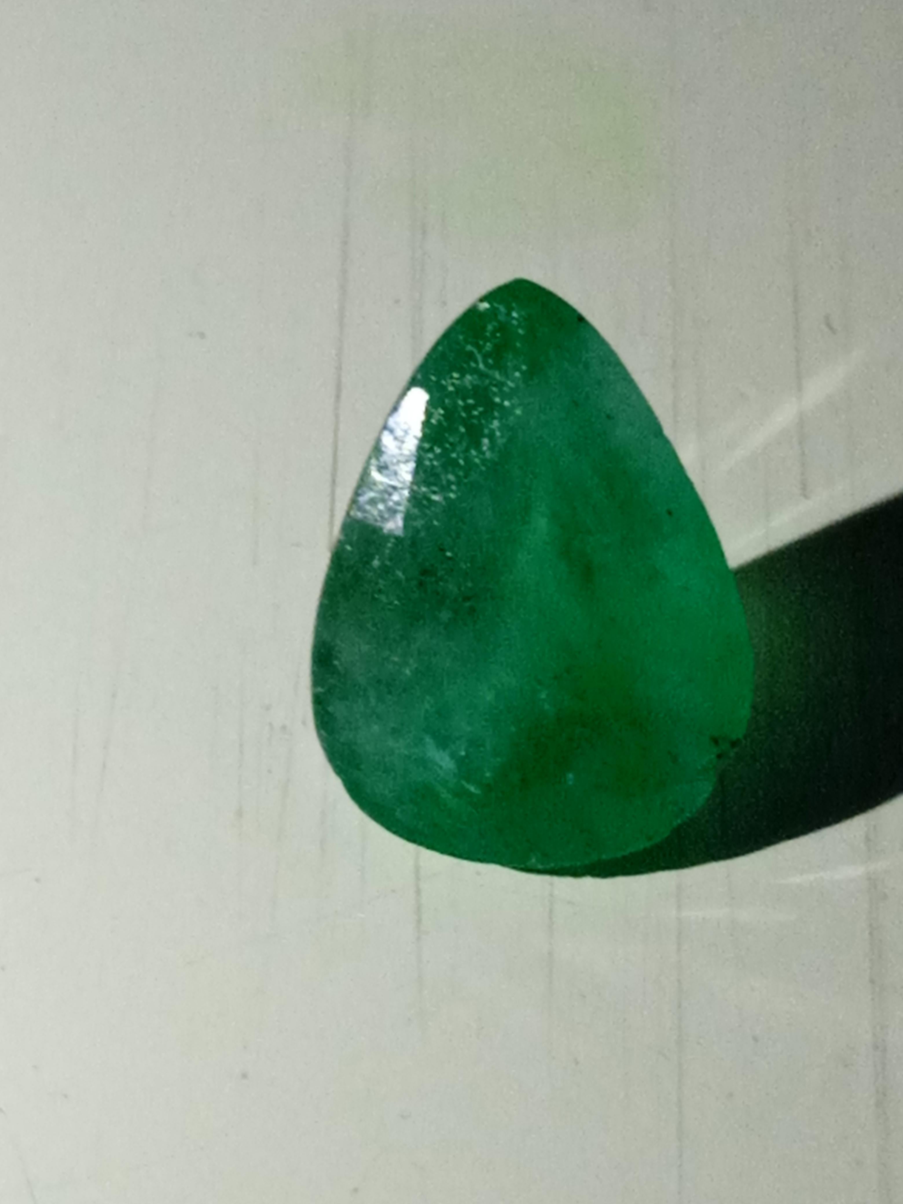 Natürlicher Zambia-Smaragd 1,90 Karat – Sculpture von Unknown
