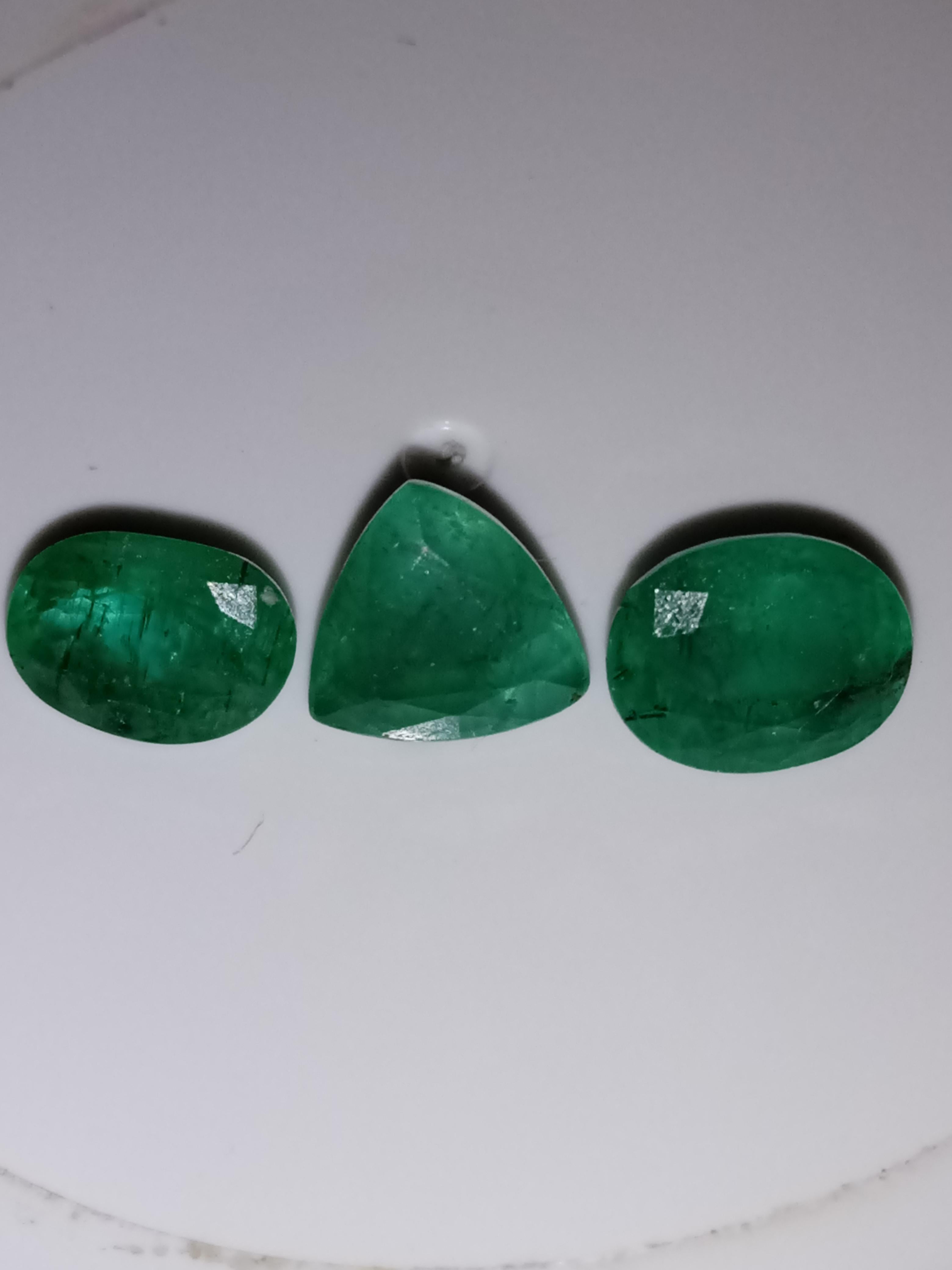 Enhance your jewellery collection with this exquisite 3-piece set of natural Zambia emeralds, with a total carat weight of 4.40. The emeralds are polished to perfection, with an excellent cut grade, and come with a stunning green colour that is