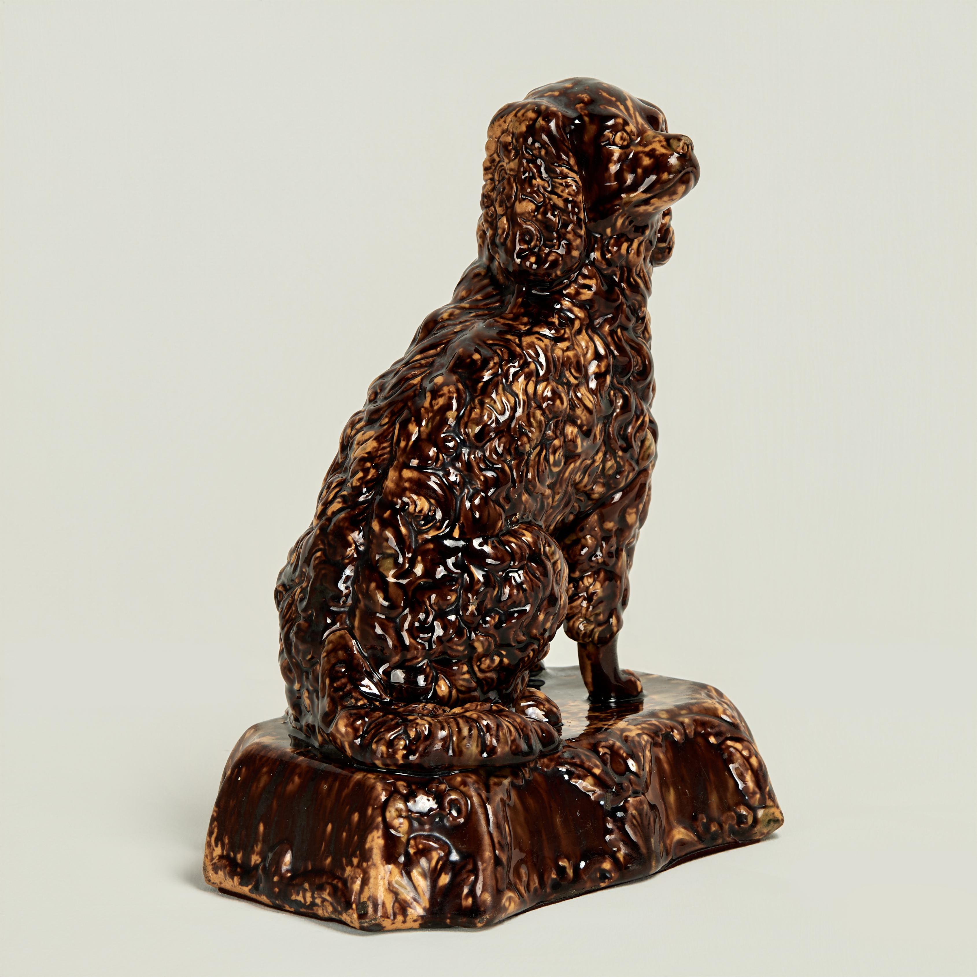 Paire de chiens anciens en poterie de Rockingham - Beige Figurative Sculpture par Unknown