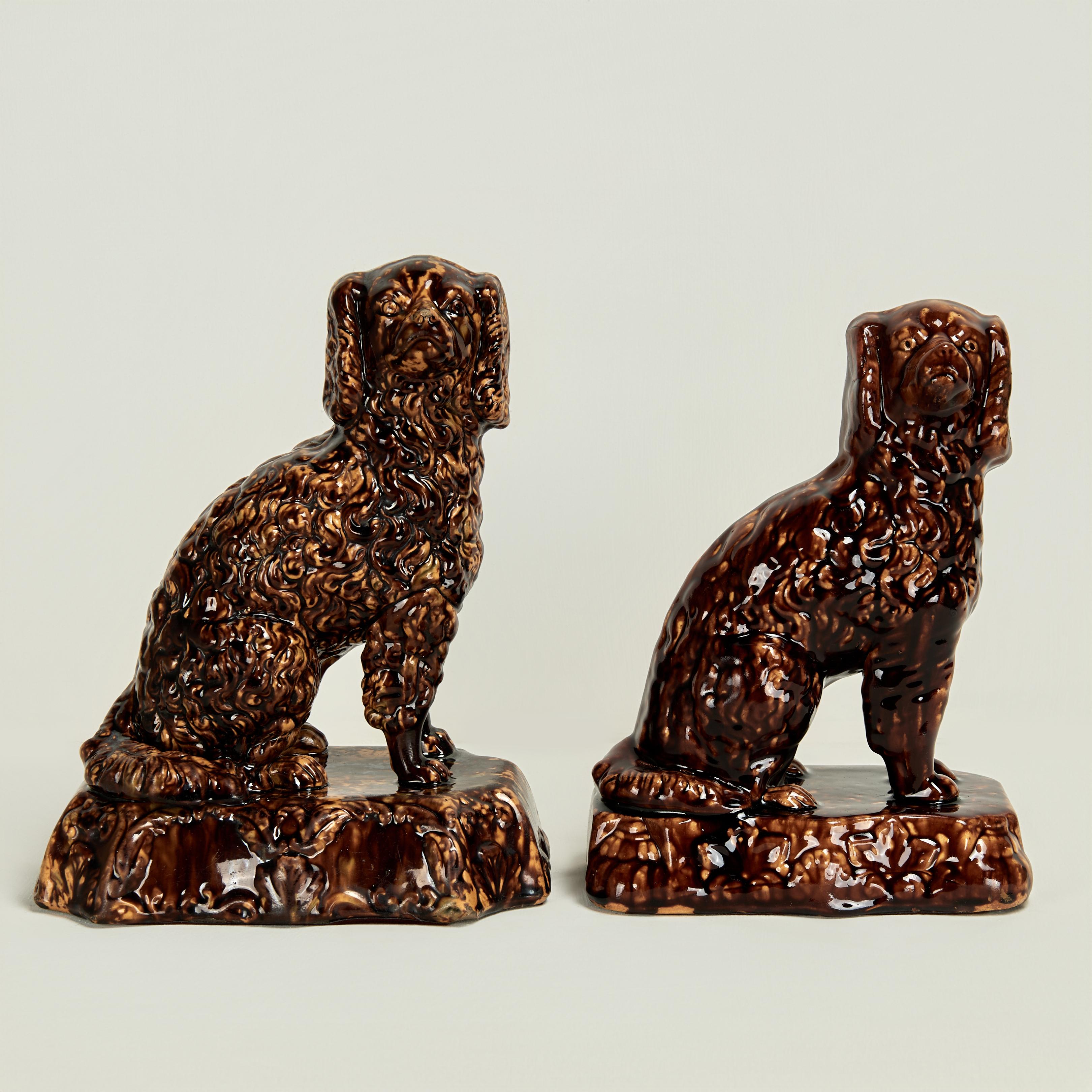 Figurative Sculpture Unknown - Paire de chiens anciens en poterie de Rockingham