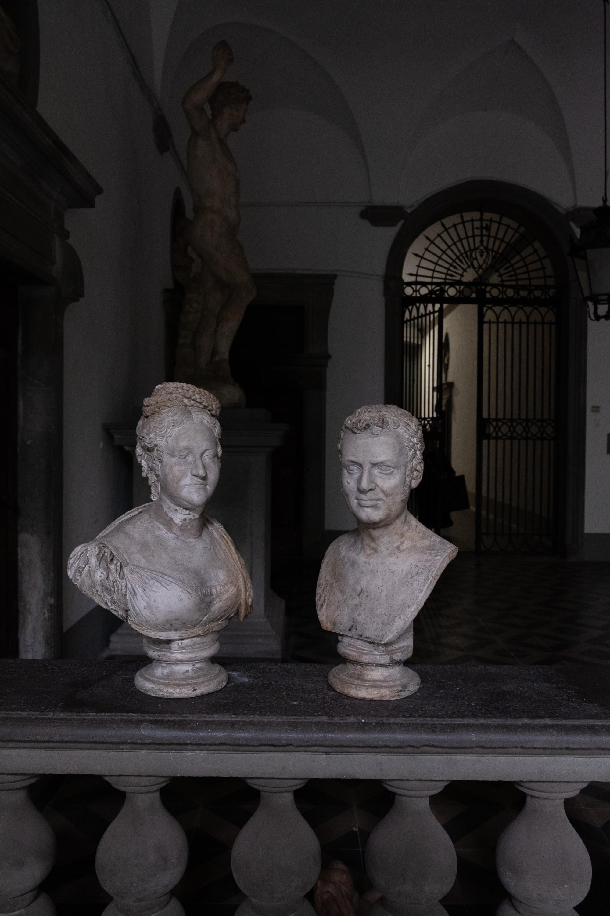Neoclassic Neapolitan busts of Aristocratic couple. Plaster. Circa 1820 - Sculpture di Unknown