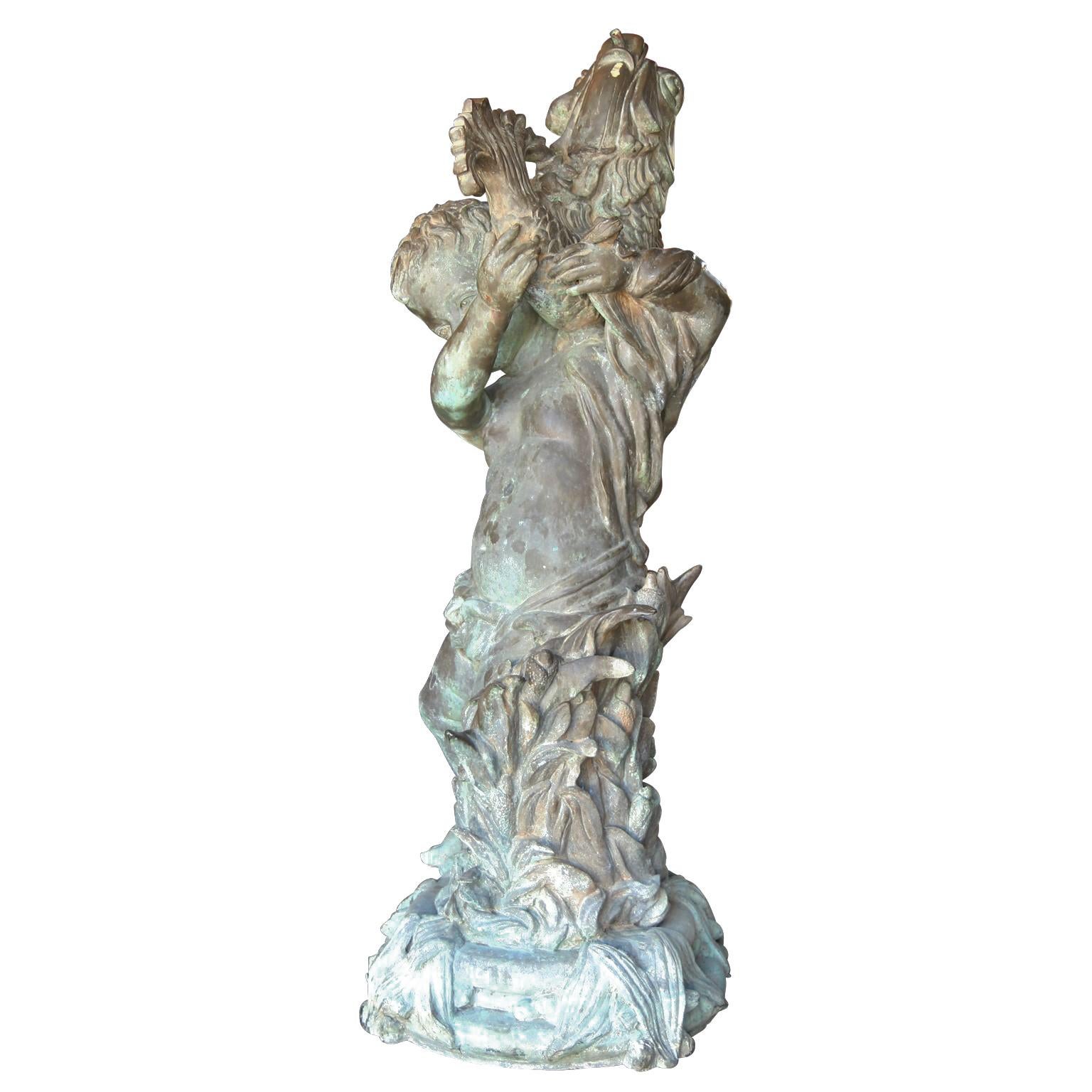 Neoklassische Amor hält Fisch Patinaed Bronze Brunnen Skulptur  (Akademisch), Sculpture, von Unknown