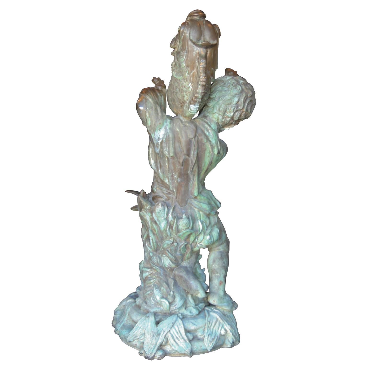 Neoklassische Amor hält Fisch Patinaed Bronze Brunnen Skulptur  (Gold), Figurative Sculpture, von Unknown
