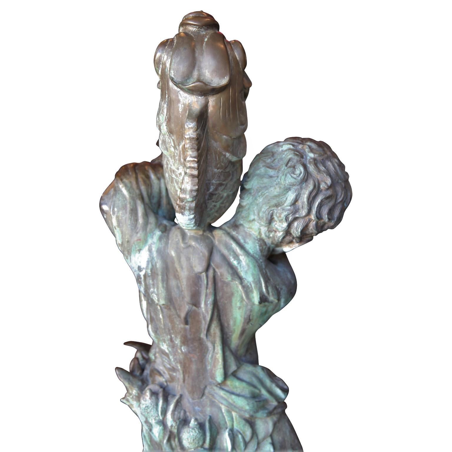 Bronzeskulptur von Amor, der einen Fisch hält. Diese schöne Bronzeskulptur weist komplizierte Details auf und hat eine schöne natürliche Patina.