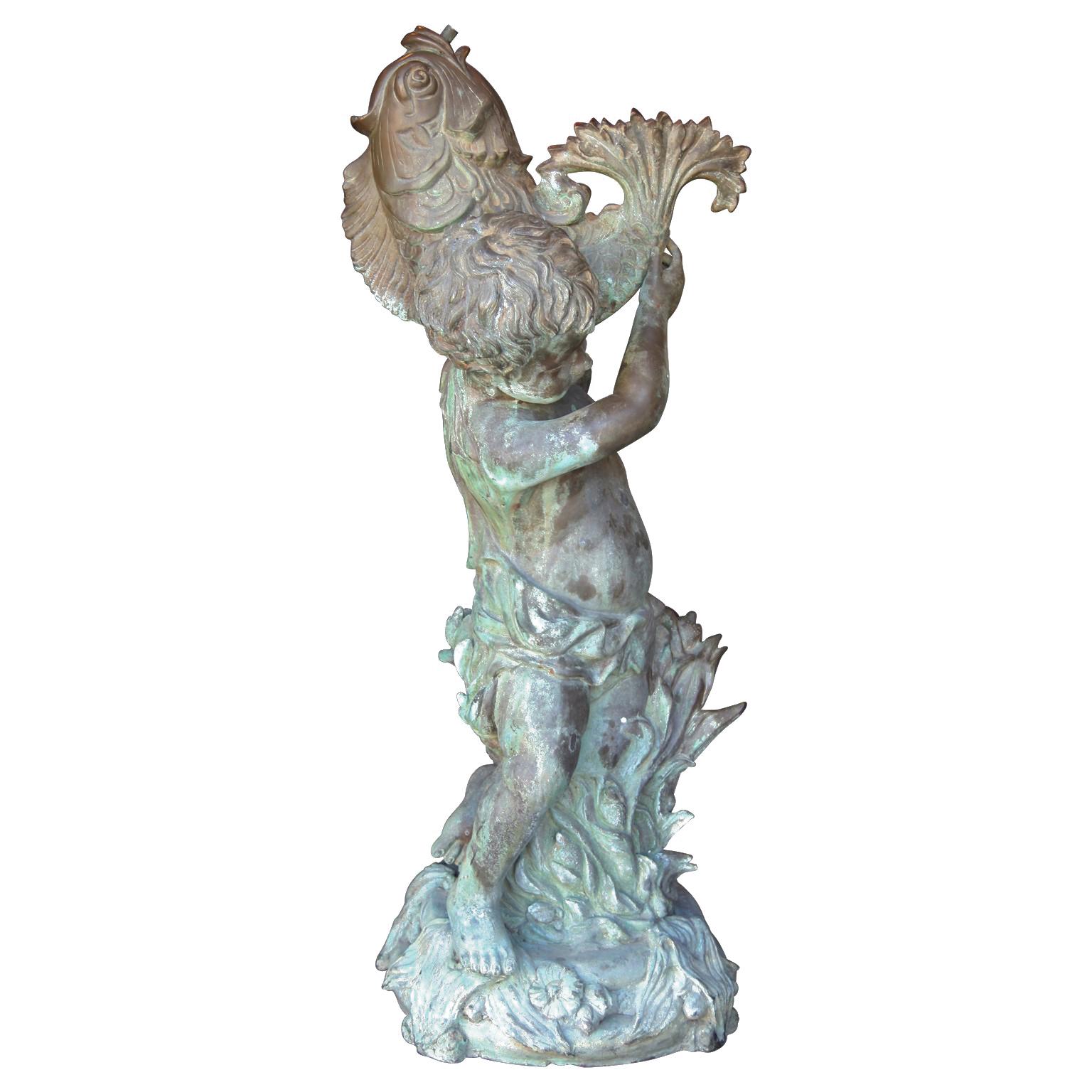 Escultura neoclásica Cupido sosteniendo un pez Fuente de bronce patinado