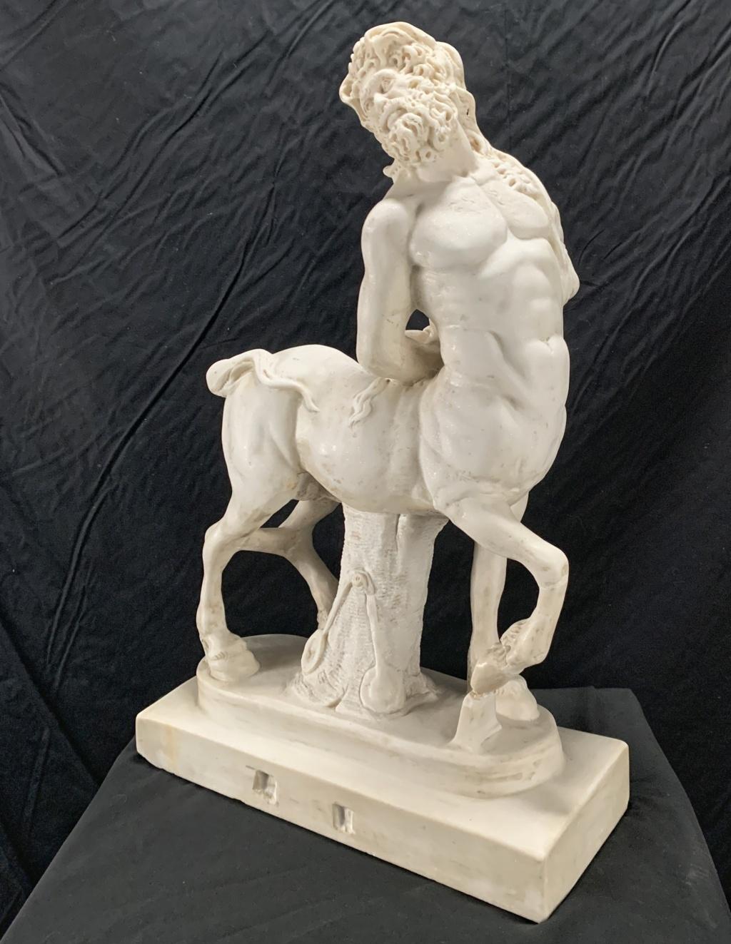 Escultura de mármol blanco (Italia, s. XVIII-XIX) - Viejo Centauro.

46 x 18 x h 71 cm.

Enteramente de mármol blanco.

- La obra retoma el original romano procedente de Villa Adriana y conservado en los Museos Capitolinos de Roma.

Informe sobre el