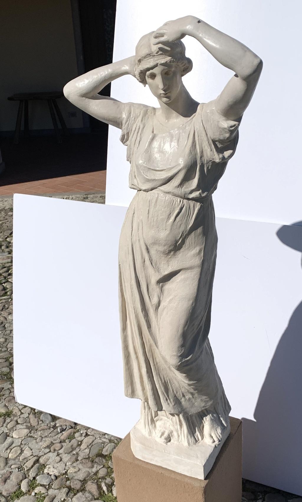 Sculpture néoclassique de Rome - Paire de scagliola italiennes du 19ème siècle - Figures en vente 2