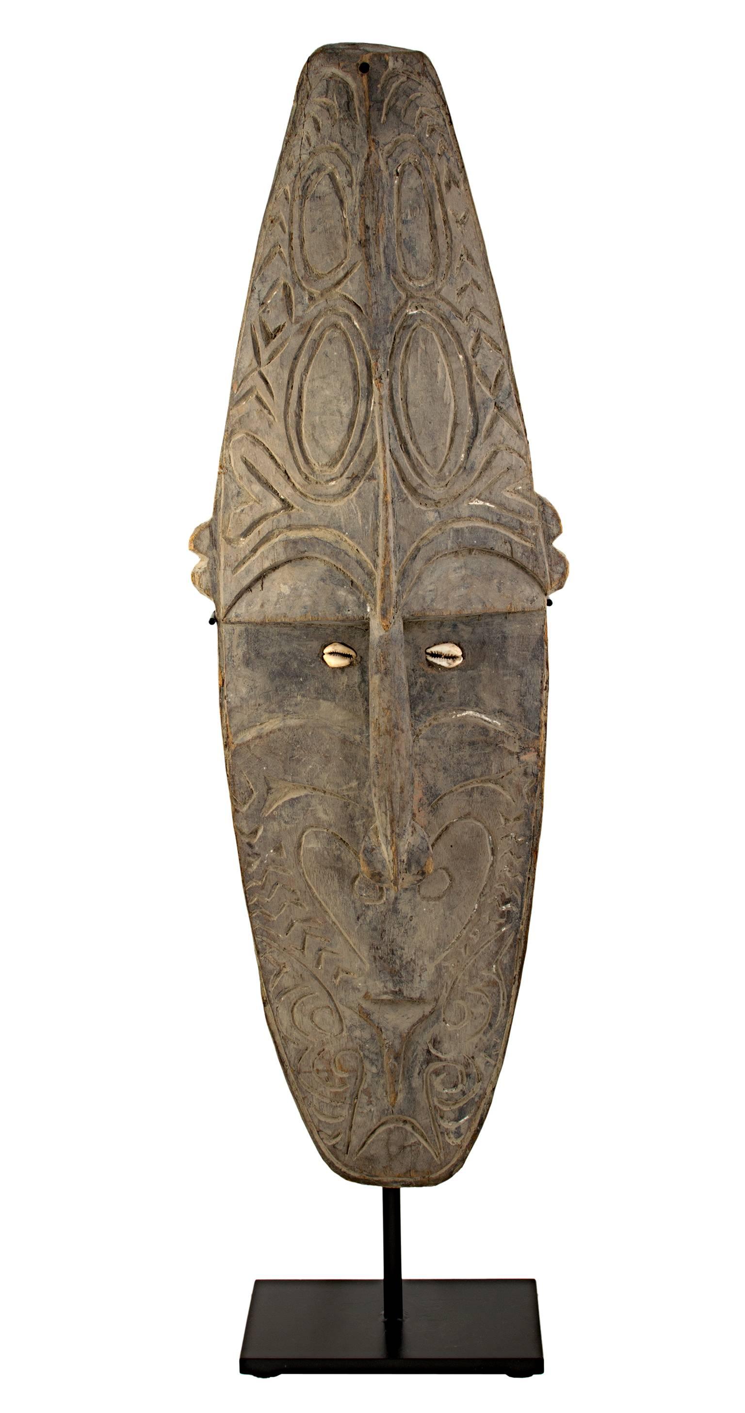 Unknown Figurative Sculpture – „“Face Maske“, Holz- und Wurzelmuscheln, hergestellt in Neuguinea um 1940