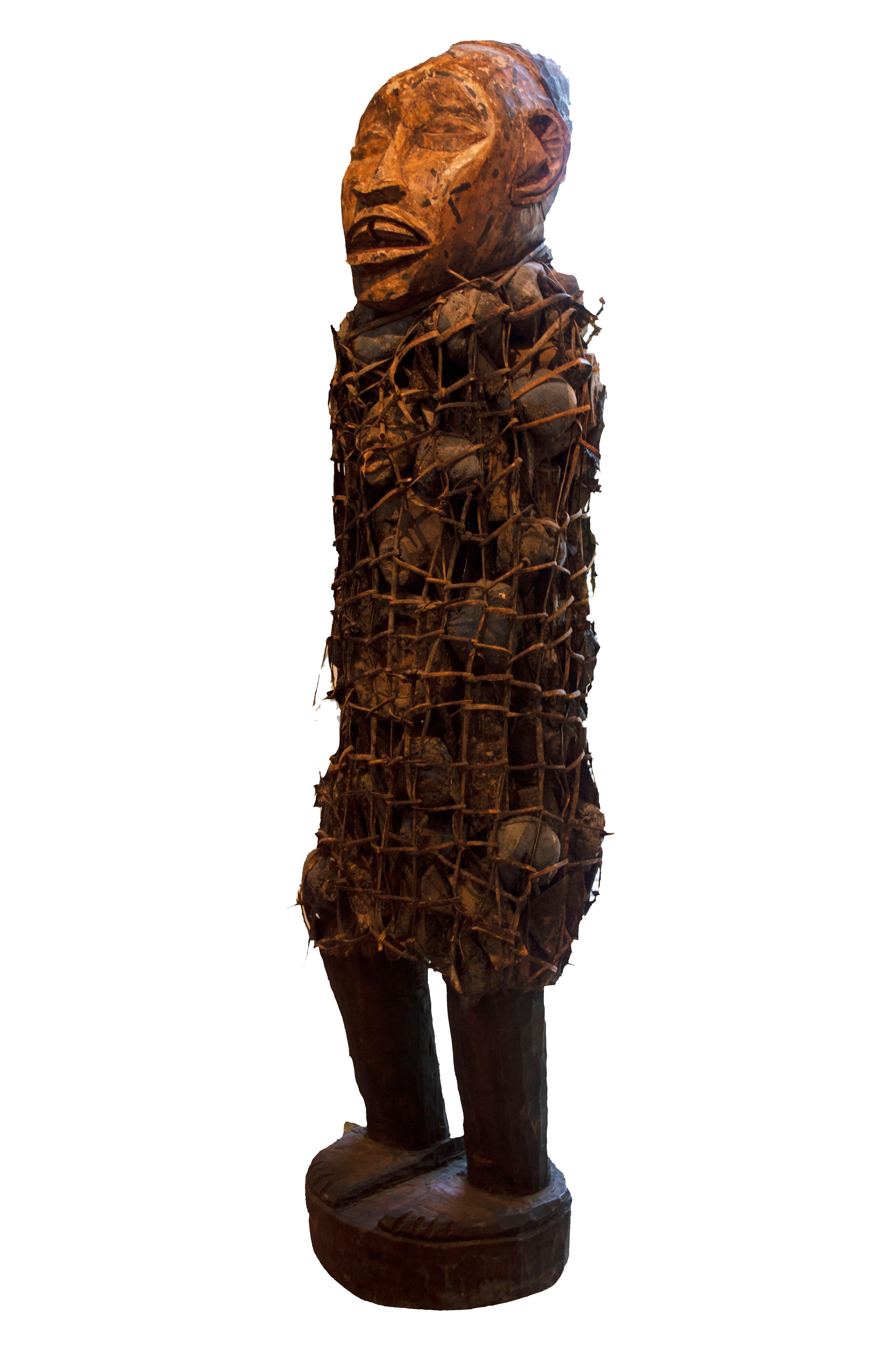 Unknown Figurative Sculpture – ""Nkondi Bakongo Fetisch - Zaire", Holz, Stoff, Nägel und Twine, geschaffen um 1930